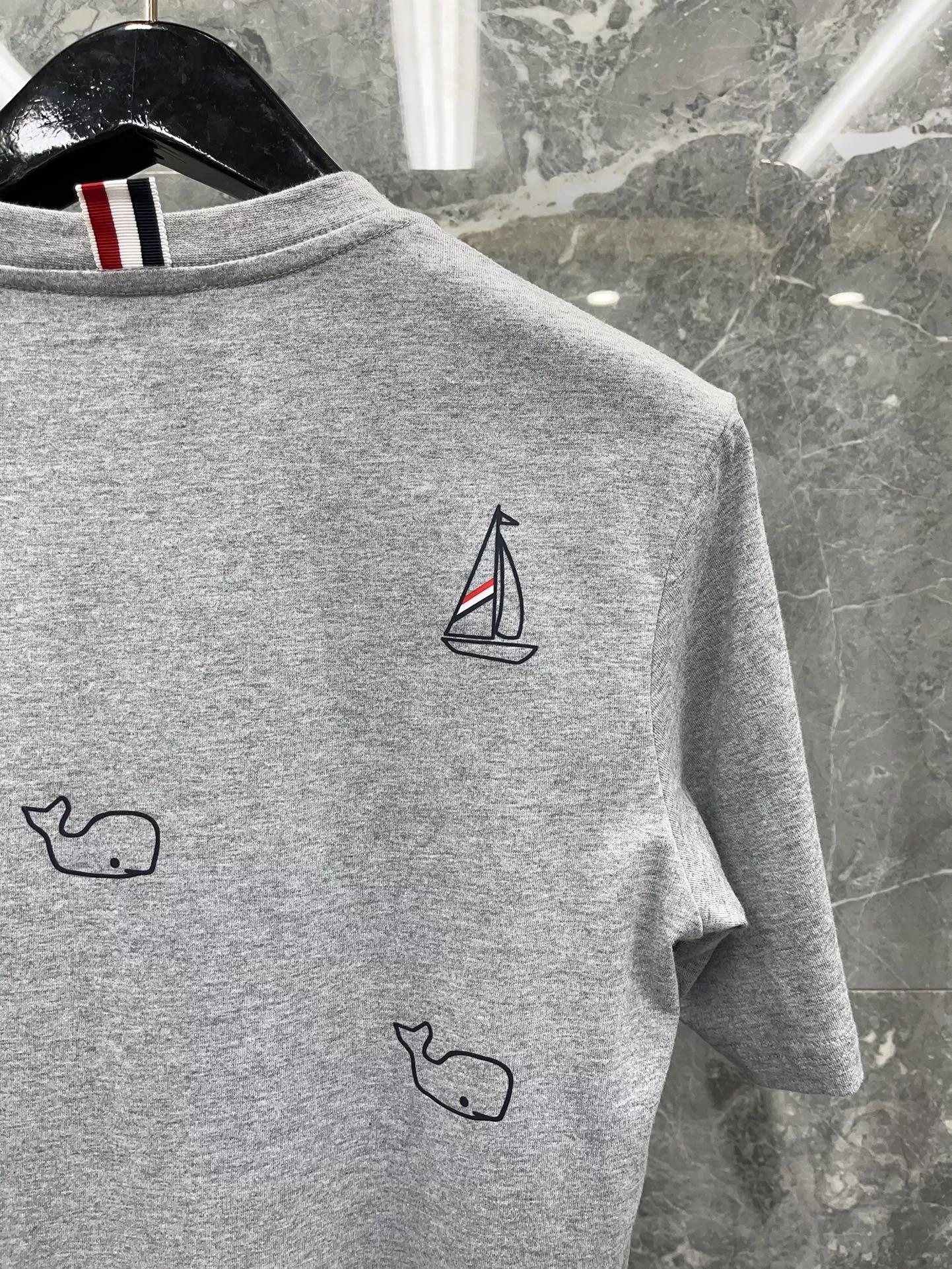톰브라운 세일링 샤크 라운드 반소매 탑 상세 이미지 22