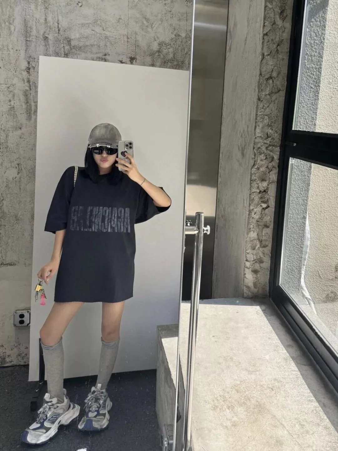 발렌시아가 SS 로고 프린트 라운드 반팔 티셔츠 상세 이미지 10