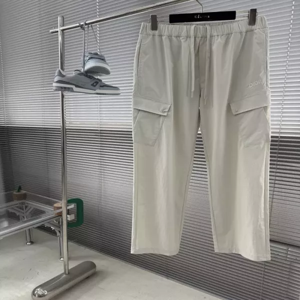 디올 자수 디테일 아웃도어 팬츠