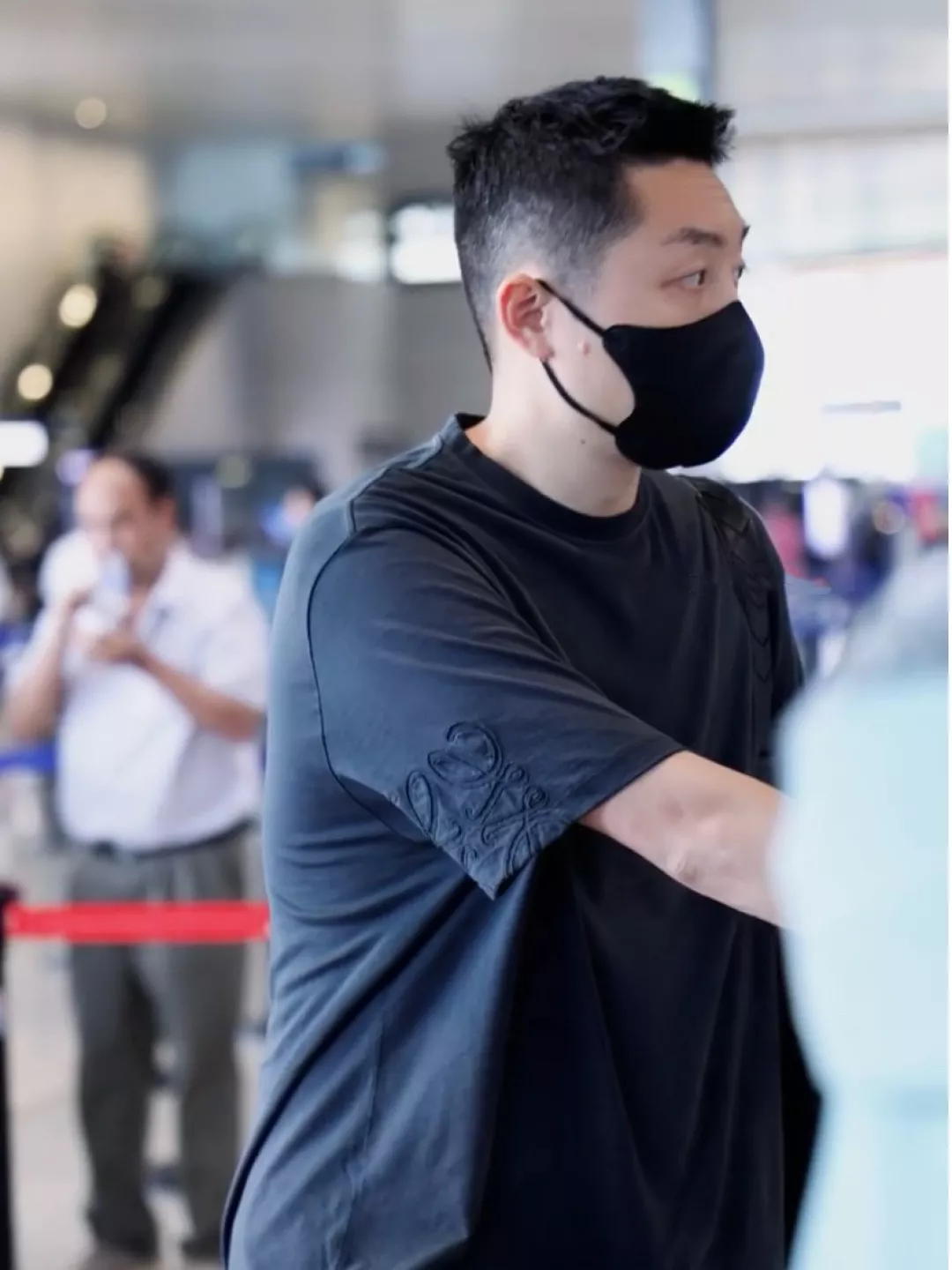 로에베 레이저 번아웃 패턴 라운드넥 반소매 티셔츠 상세 이미지 11