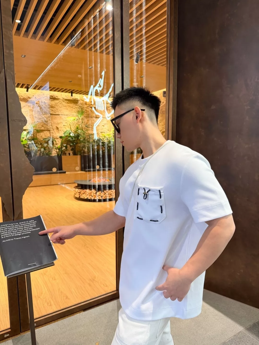 펜디 드로스트링 포켓 반소매 티셔츠 상세 이미지 27