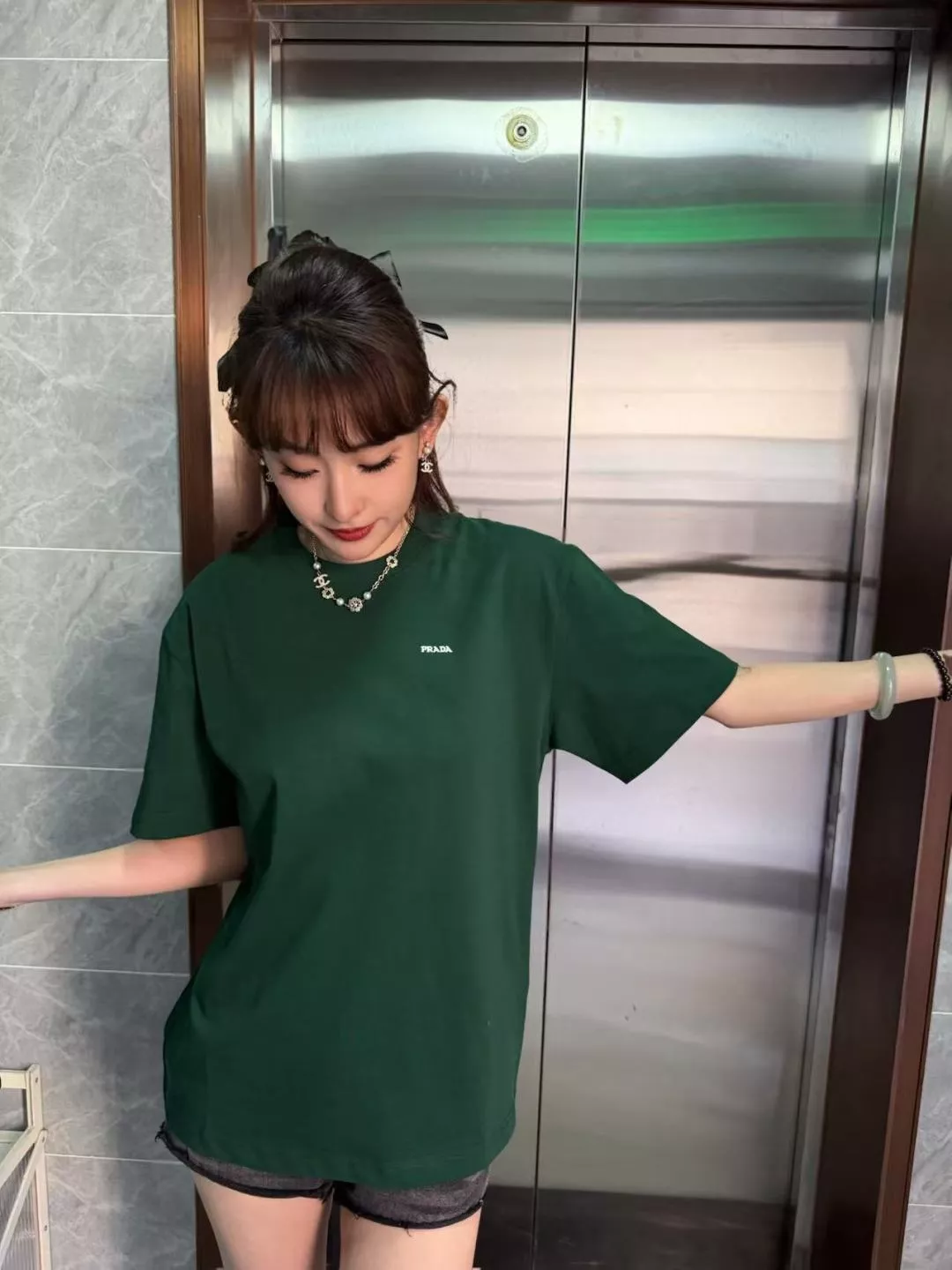 프라다 레터 로고 자수 코튼 반팔 티셔츠 상세 이미지 22