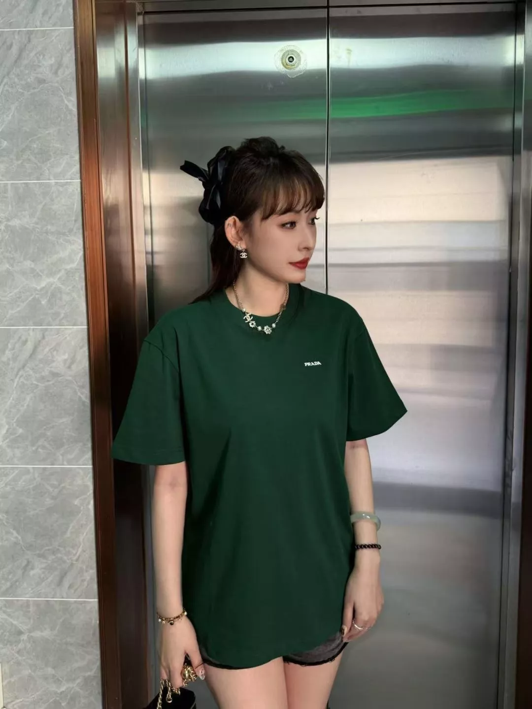 프라다 레터 로고 자수 코튼 반팔 티셔츠 상세 이미지 21