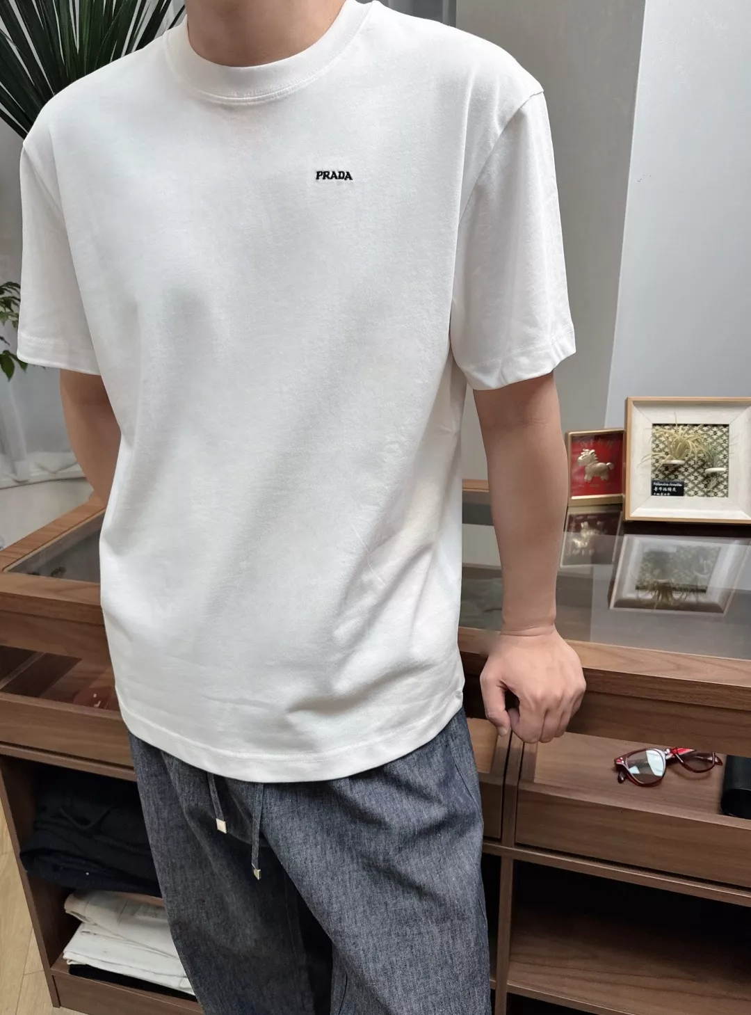 프라다 레터 로고 자수 코튼 반팔 티셔츠 상세 이미지 20