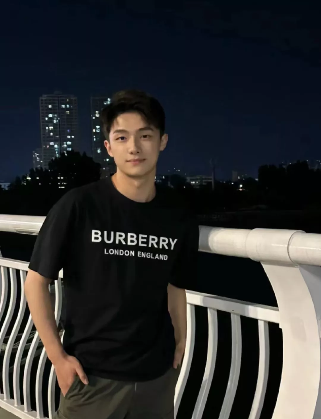 버버리 클래식 로고 프린트 반소매 티셔츠 상세 이미지 20
