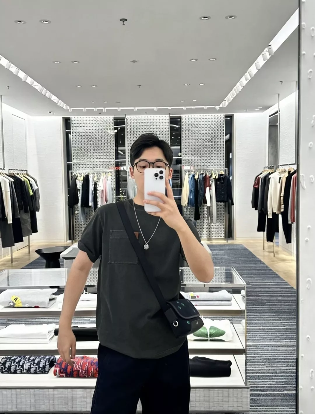 디올 가죽 로고 포켓 라운드 반팔 티셔츠 상세 이미지 26