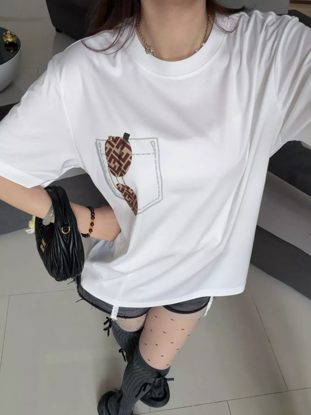 펜디 안경 포켓 프린트 반소매 티셔츠 상세 이미지 23