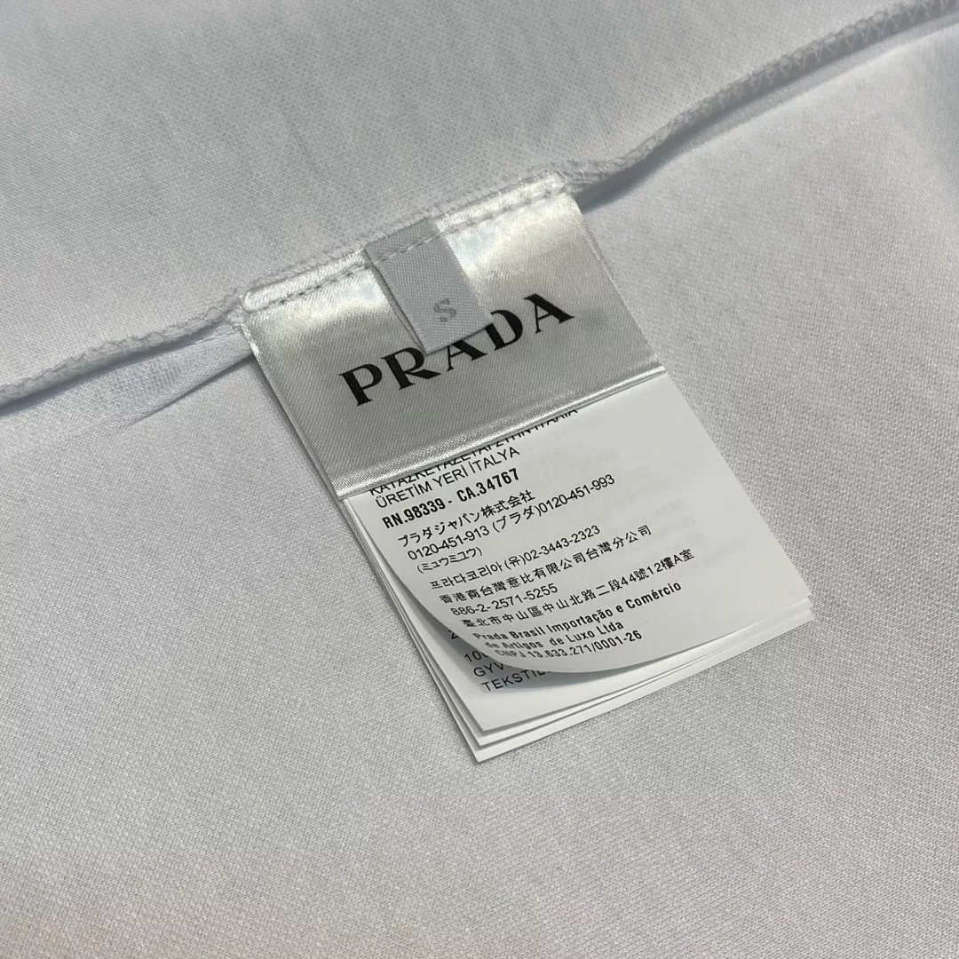 프라다 클래식 자수 로고 라운드 반팔 티 상세 이미지 16
