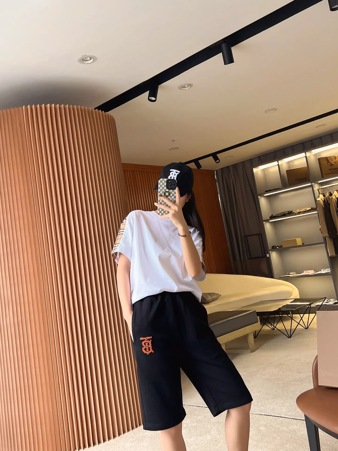 버버리 측면 체크 패치 루즈핏 코튼 티셔츠 상세 이미지 48