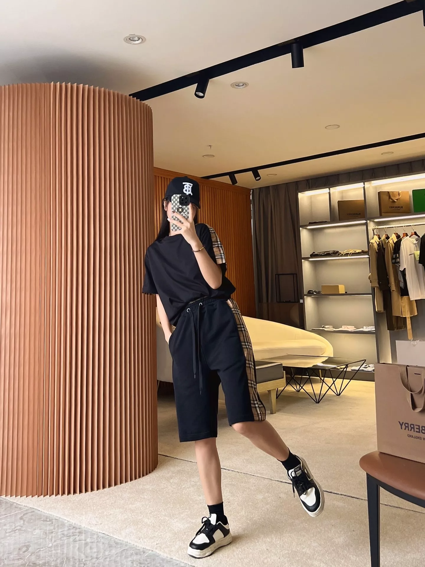버버리 측면 체크 패치 루즈핏 코튼 티셔츠 상세 이미지 56