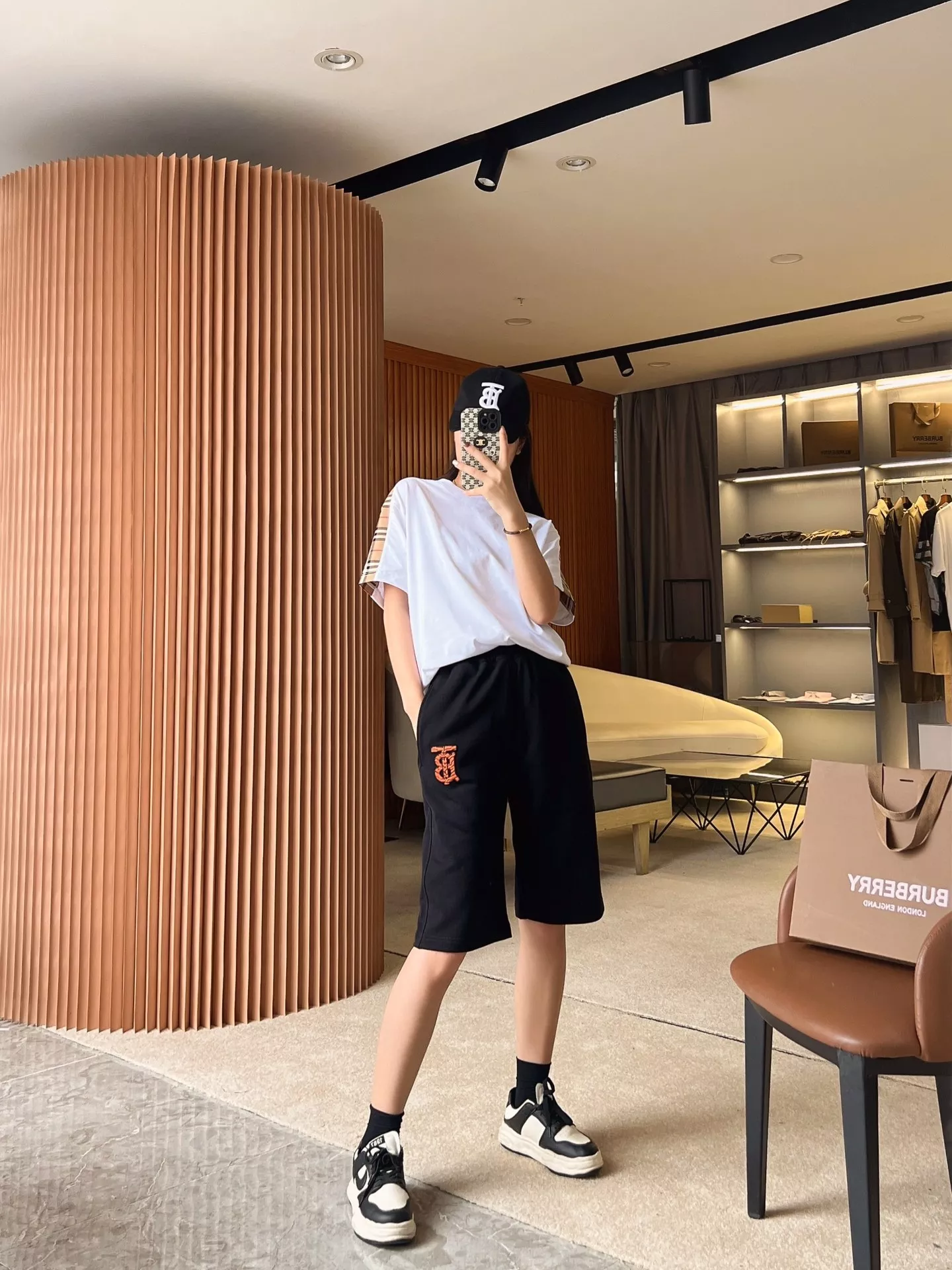 버버리 측면 체크 패치 루즈핏 코튼 티셔츠 상세 이미지 47