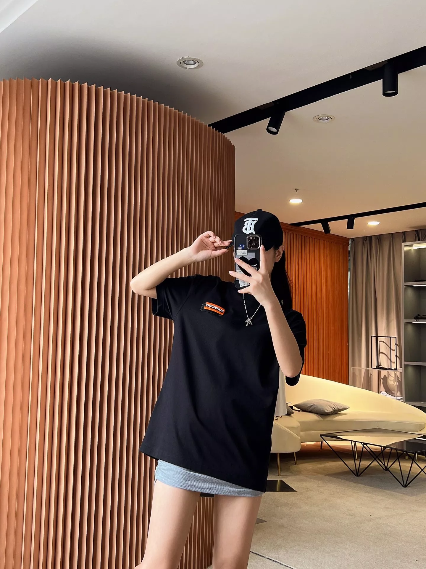 버버리 마이크로 로고 자수 루즈핏 반팔 티셔츠 상세 이미지 81