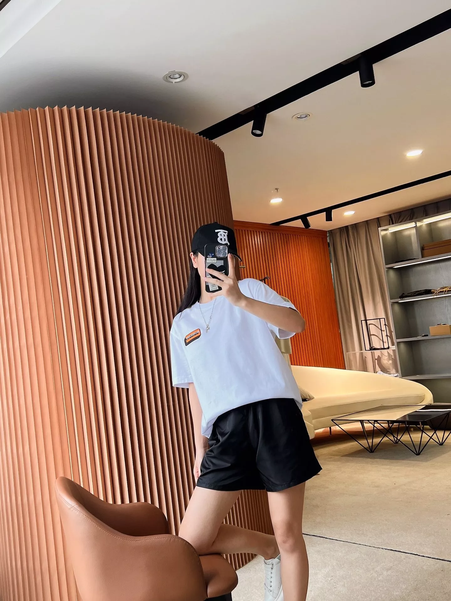 버버리 마이크로 로고 자수 루즈핏 반팔 티셔츠 상세 이미지 76