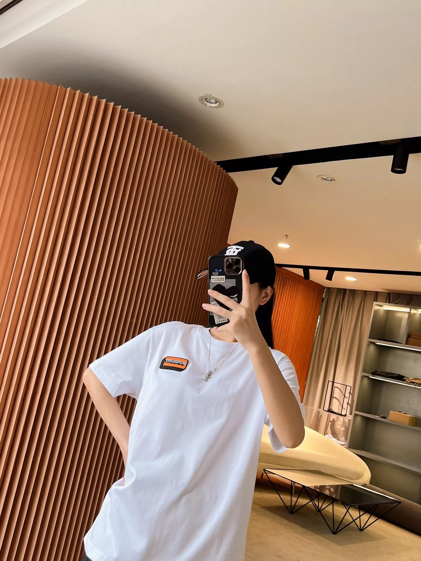 버버리 마이크로 로고 자수 루즈핏 반팔 티셔츠 상세 이미지 79