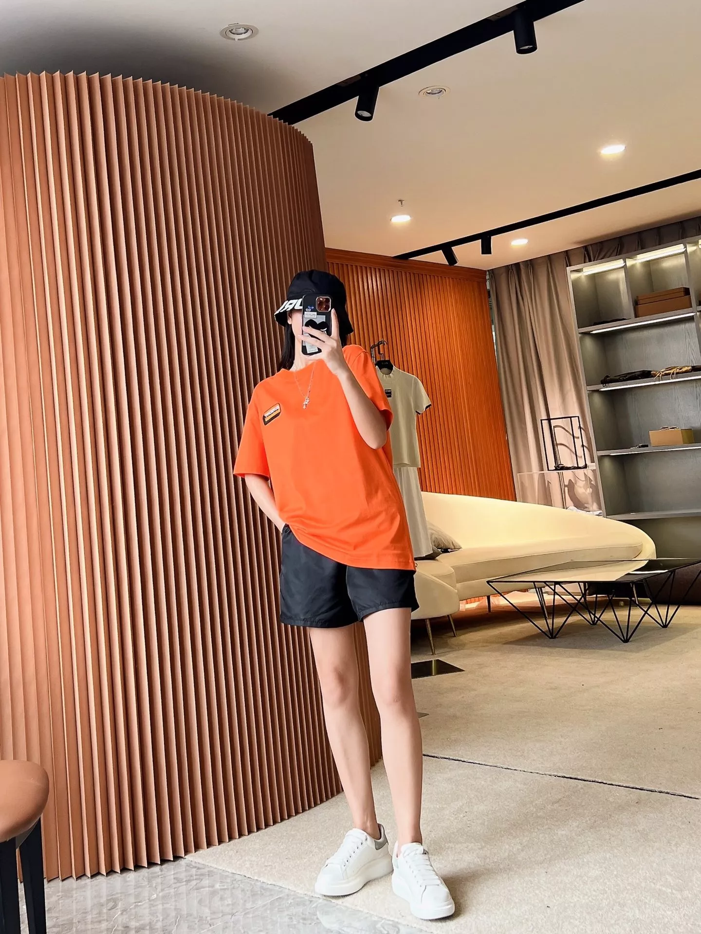 버버리 마이크로 로고 자수 루즈핏 반팔 티셔츠 상세 이미지 68