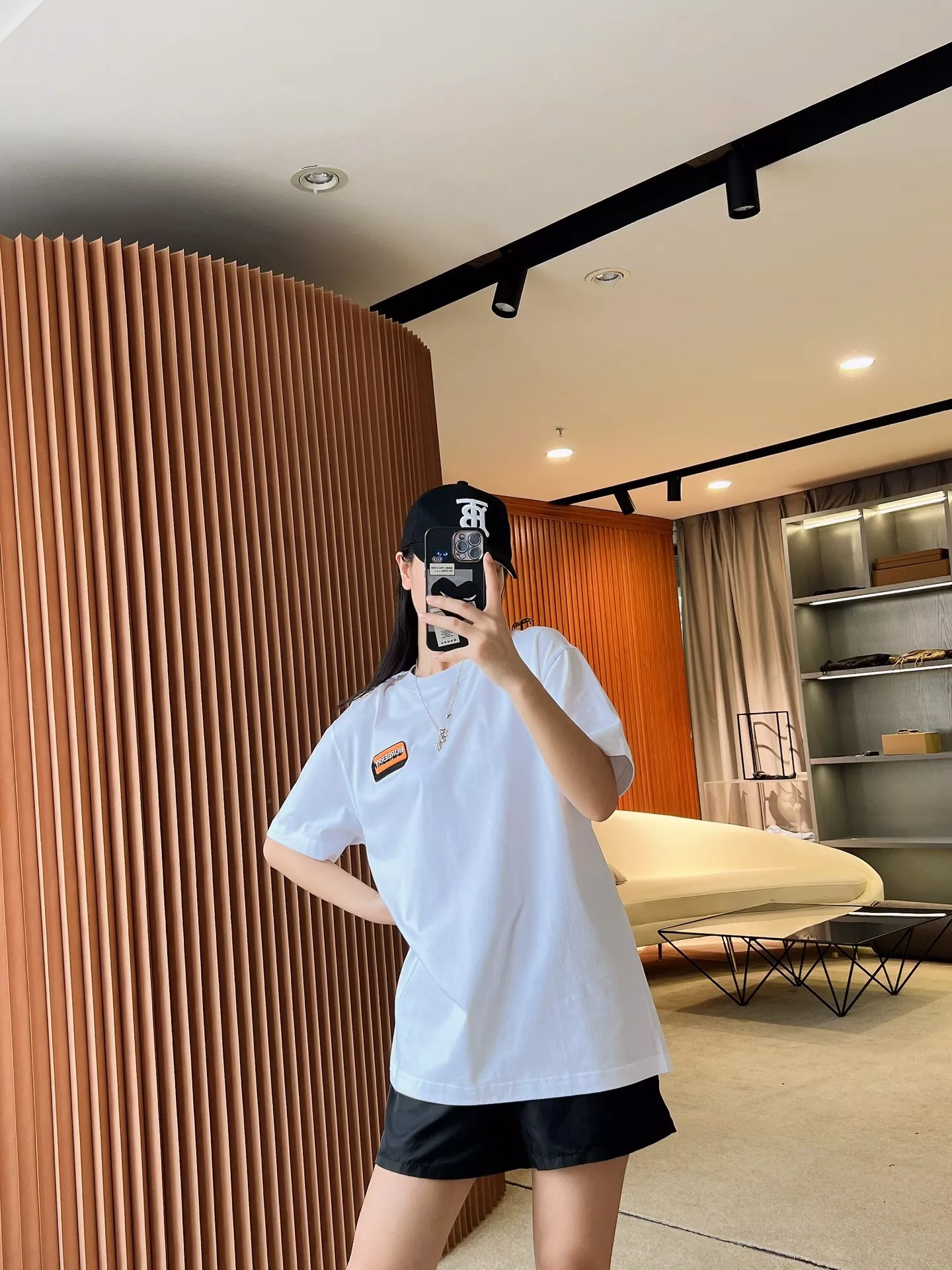 버버리 마이크로 로고 자수 루즈핏 반팔 티셔츠 상세 이미지 72