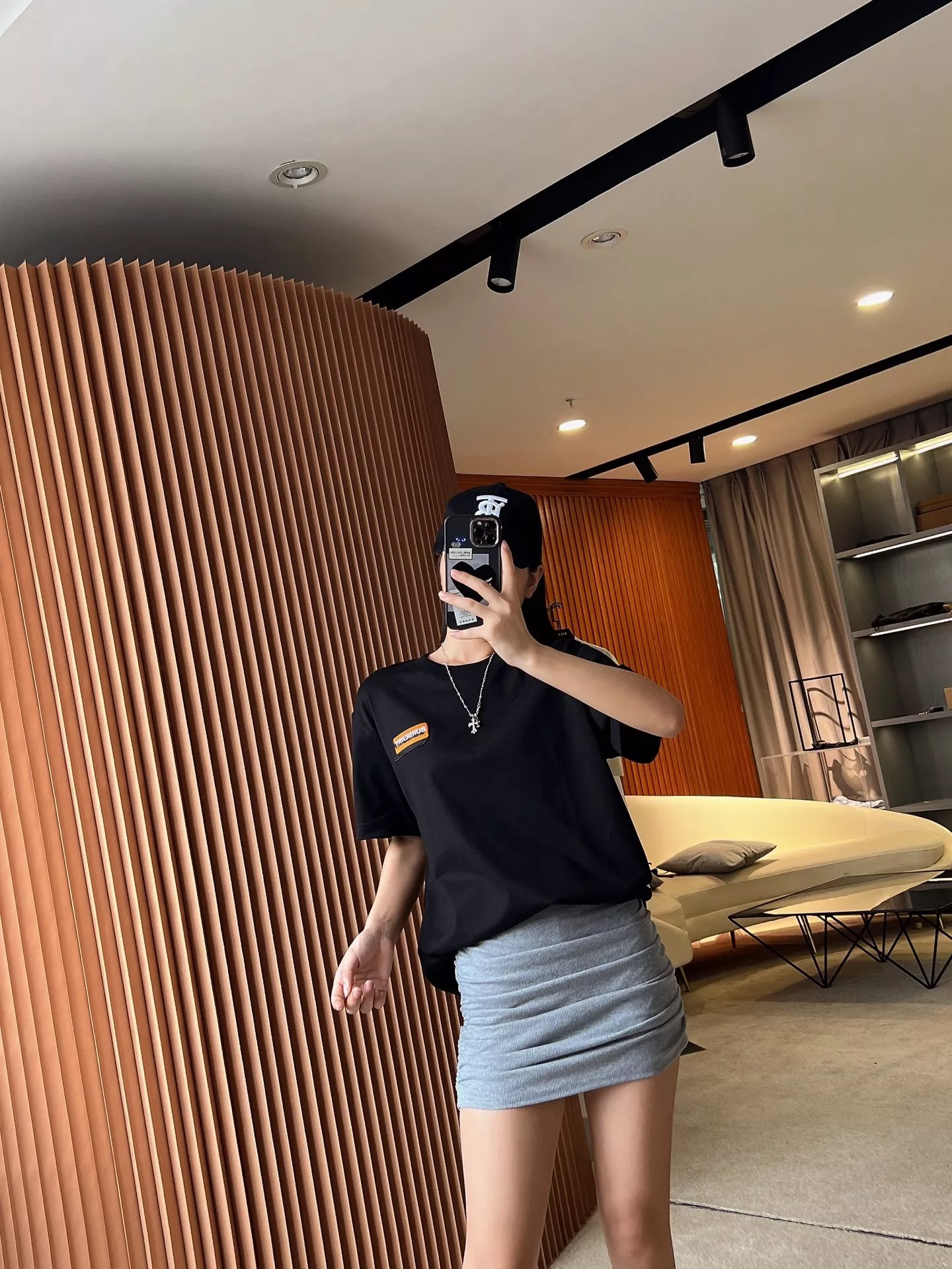버버리 마이크로 로고 자수 루즈핏 반팔 티셔츠 상세 이미지 82