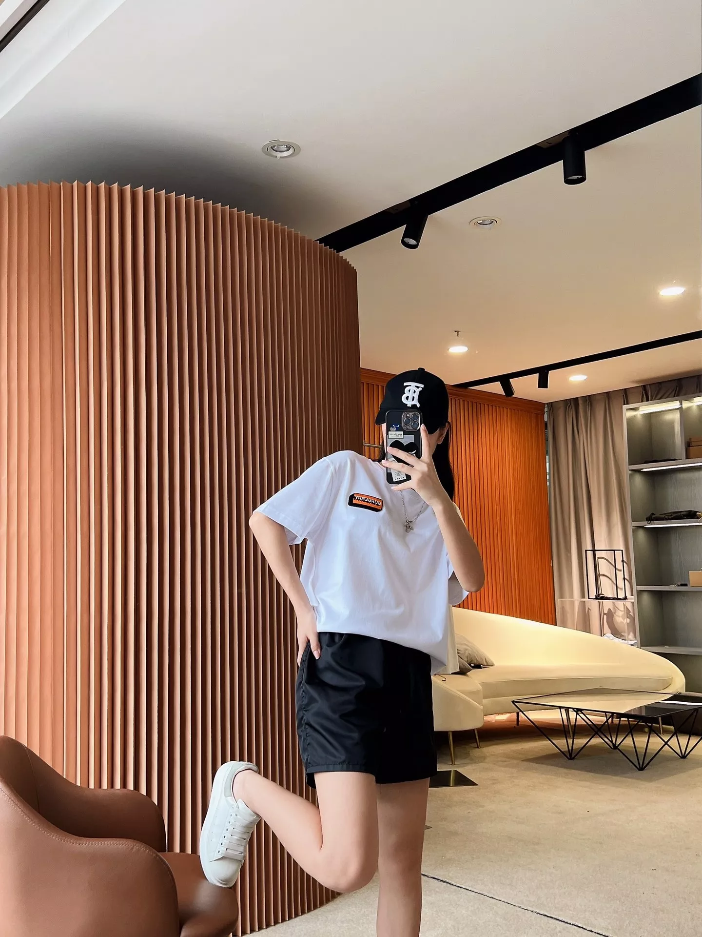 버버리 마이크로 로고 자수 루즈핏 반팔 티셔츠 상세 이미지 78