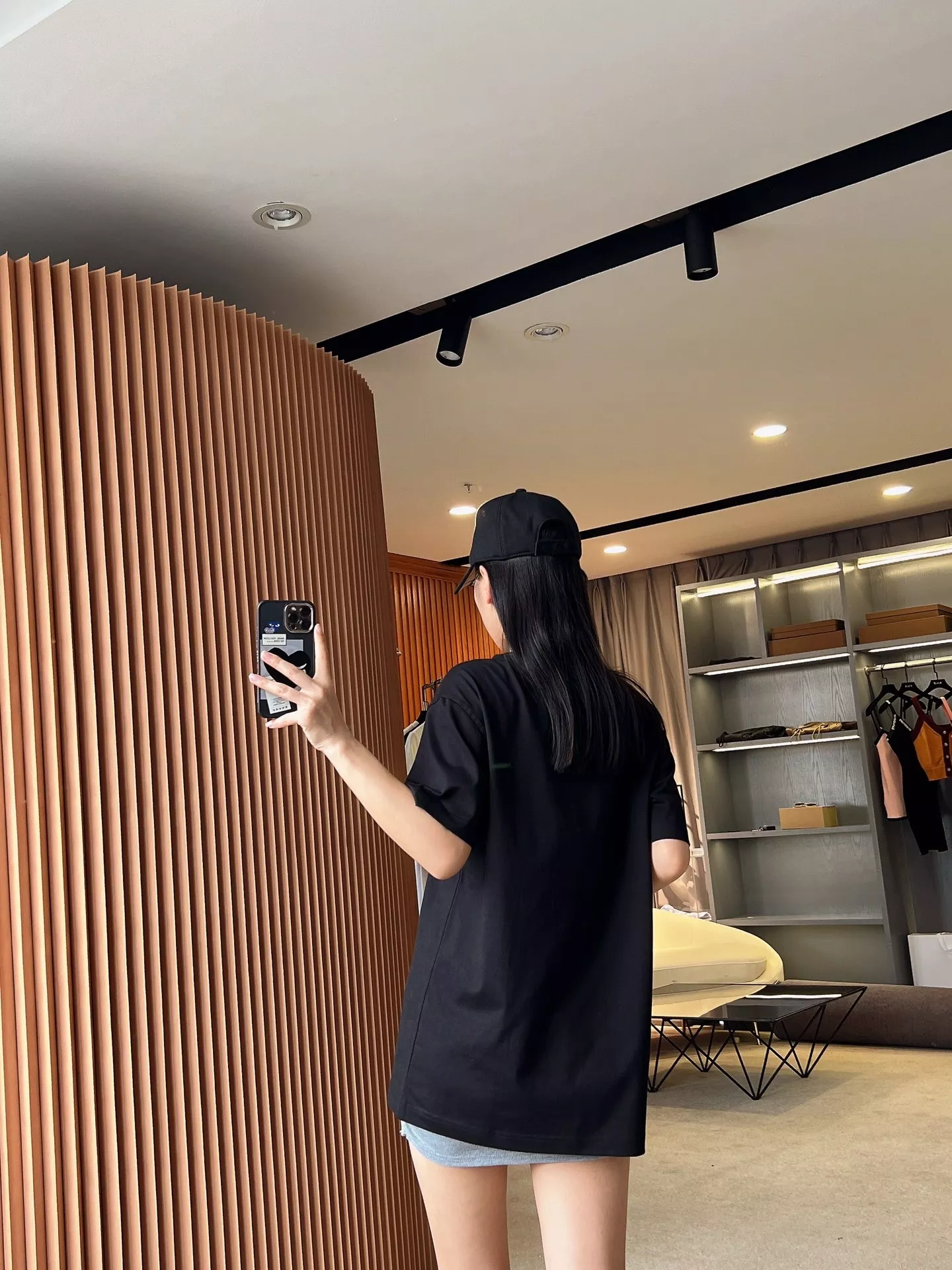 버버리 마이크로 로고 자수 루즈핏 반팔 티셔츠 상세 이미지 88