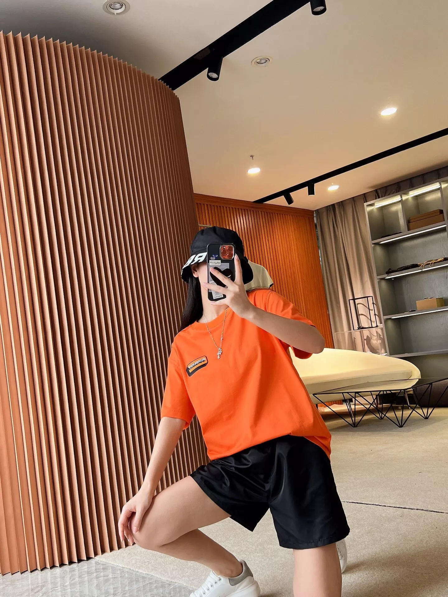 버버리 마이크로 로고 자수 루즈핏 반팔 티셔츠 상세 이미지 65