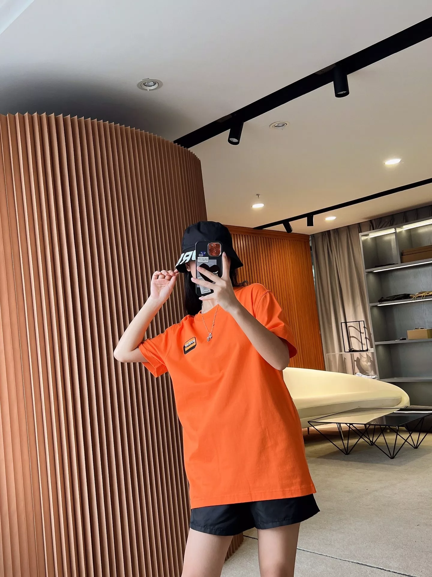버버리 마이크로 로고 자수 루즈핏 반팔 티셔츠 상세 이미지 69
