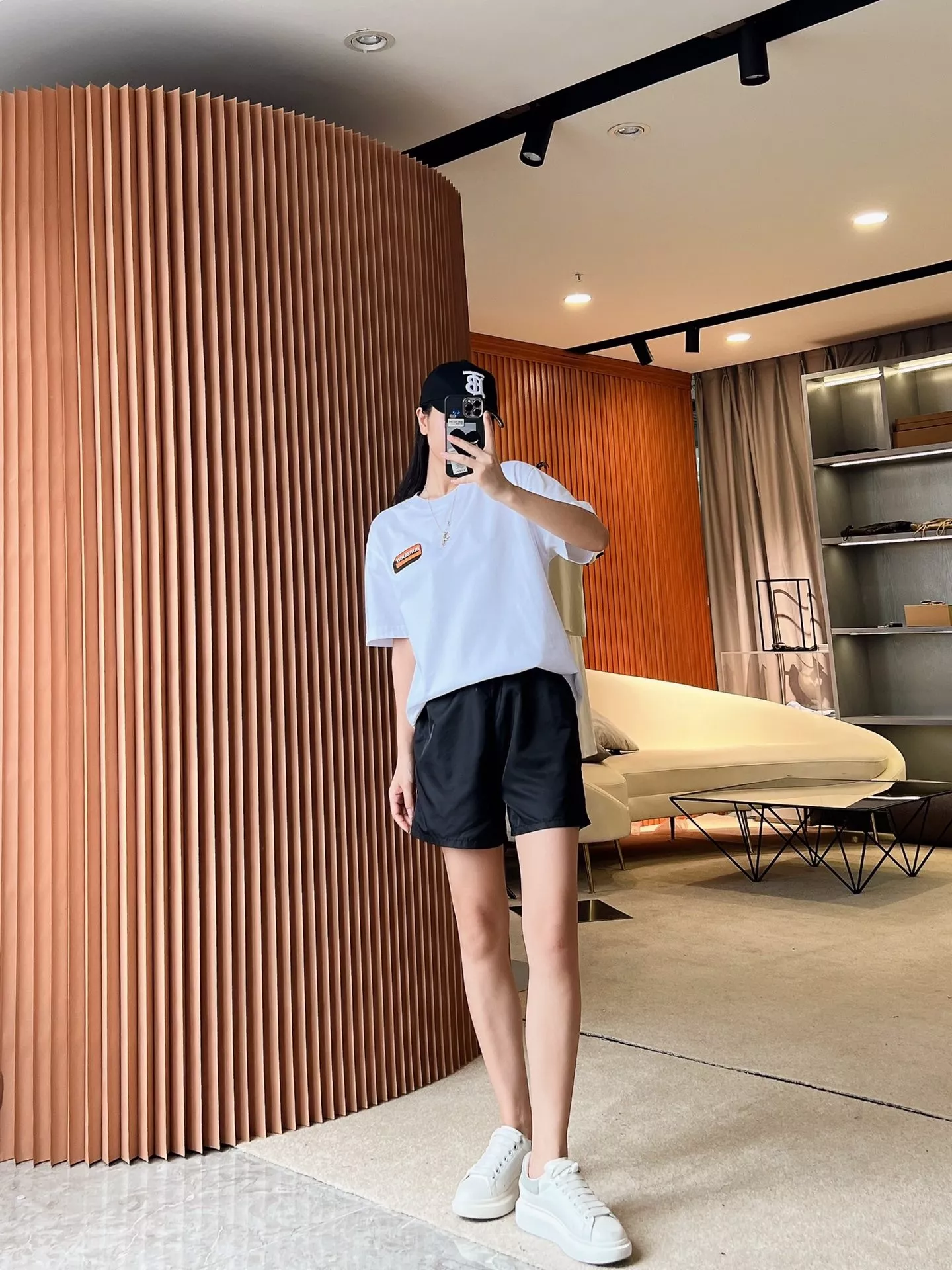 버버리 마이크로 로고 자수 루즈핏 반팔 티셔츠 상세 이미지 74
