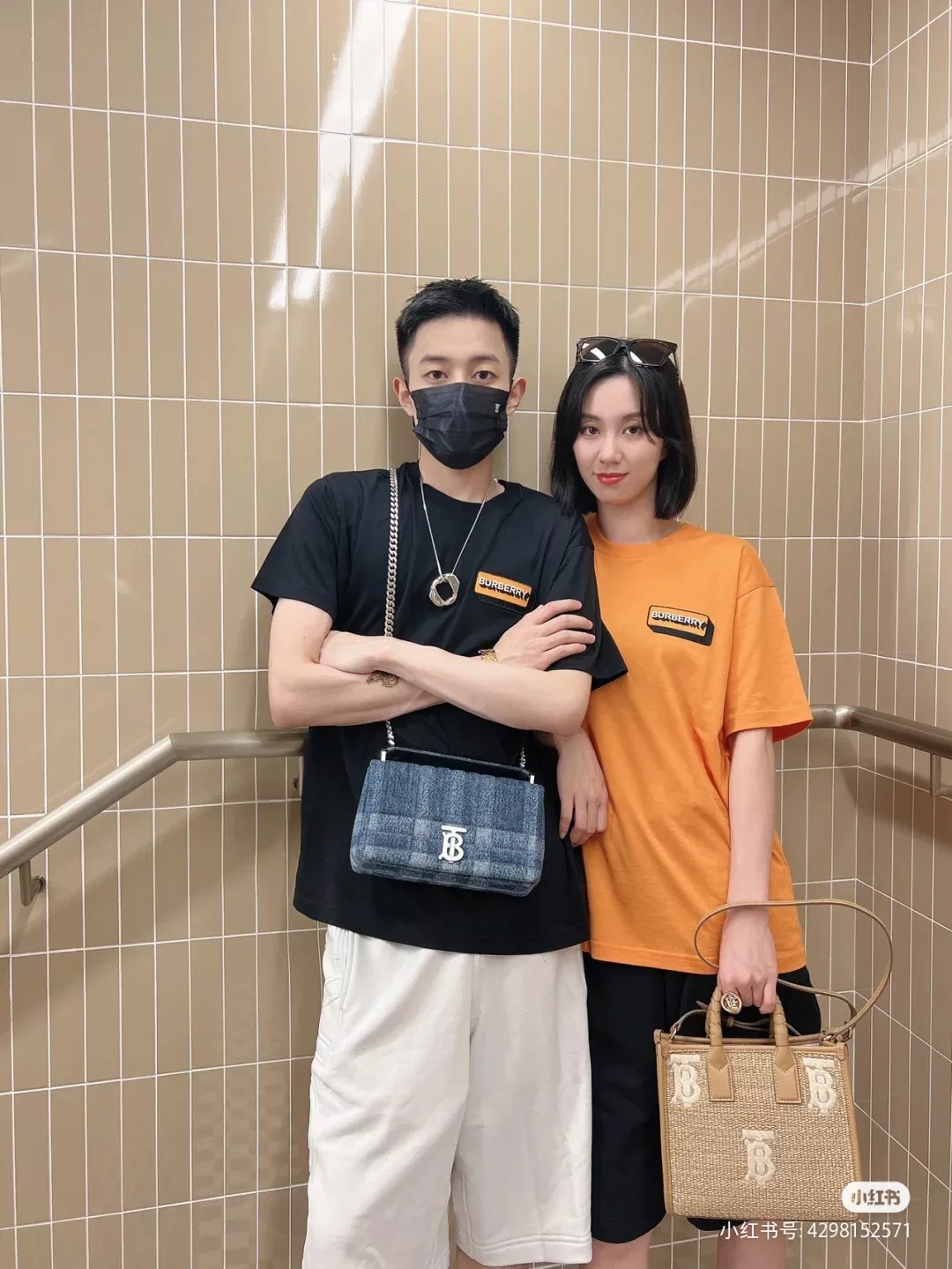 버버리 마이크로 로고 자수 루즈핏 반팔 티셔츠 상세 이미지 50