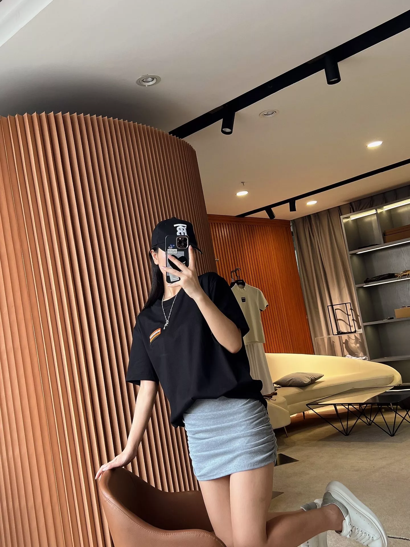 버버리 마이크로 로고 자수 루즈핏 반팔 티셔츠 상세 이미지 87