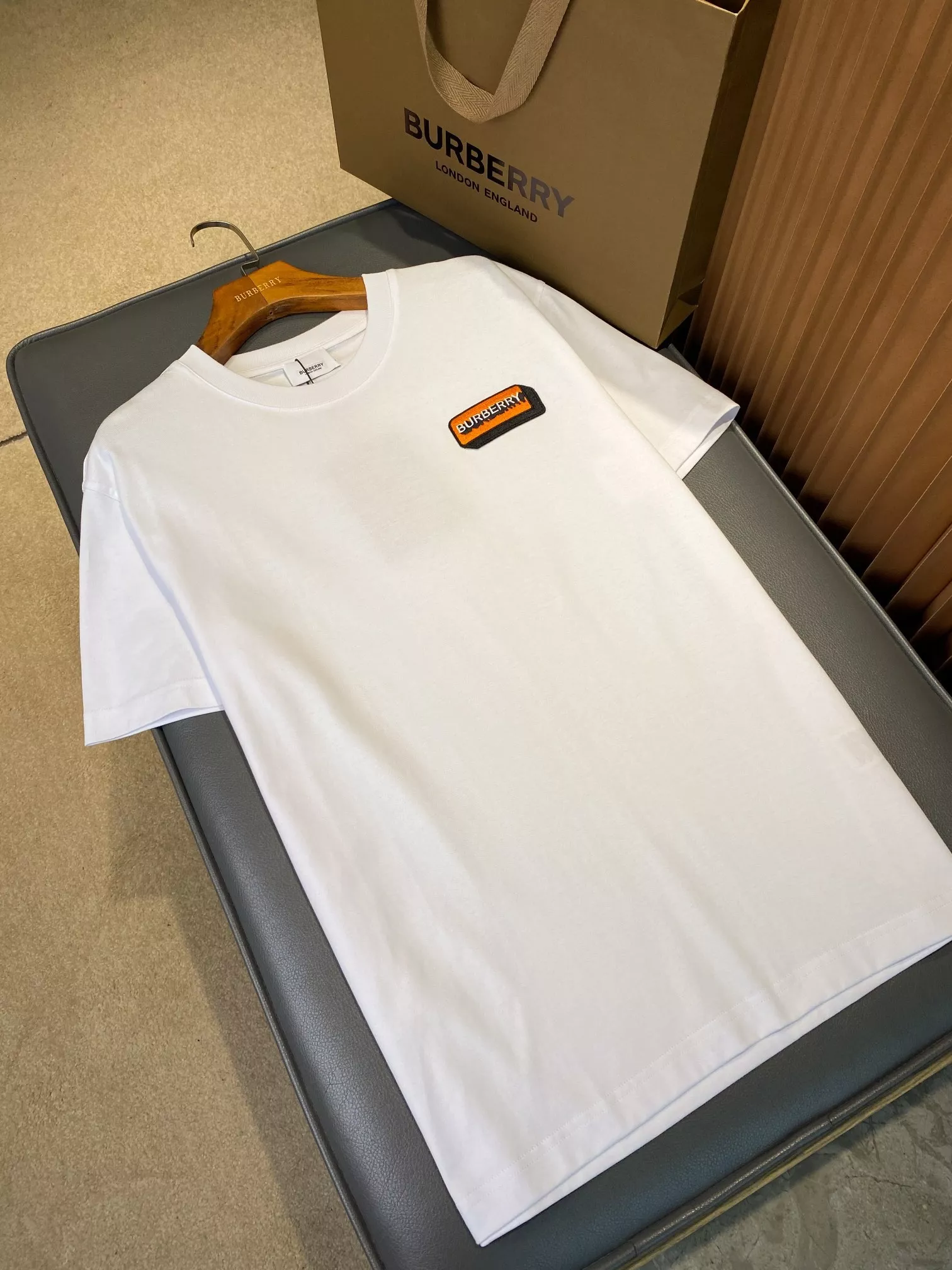 버버리 마이크로 로고 자수 루즈핏 반팔 티셔츠 상세 이미지 31