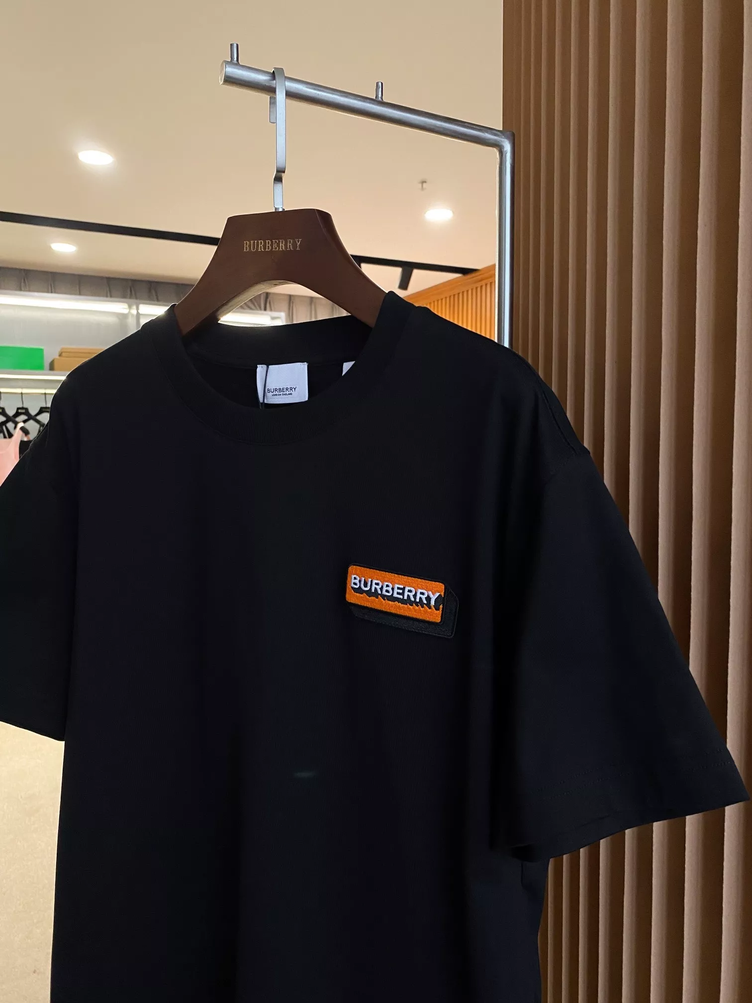 버버리 마이크로 로고 자수 루즈핏 반팔 티셔츠 상세 이미지 17