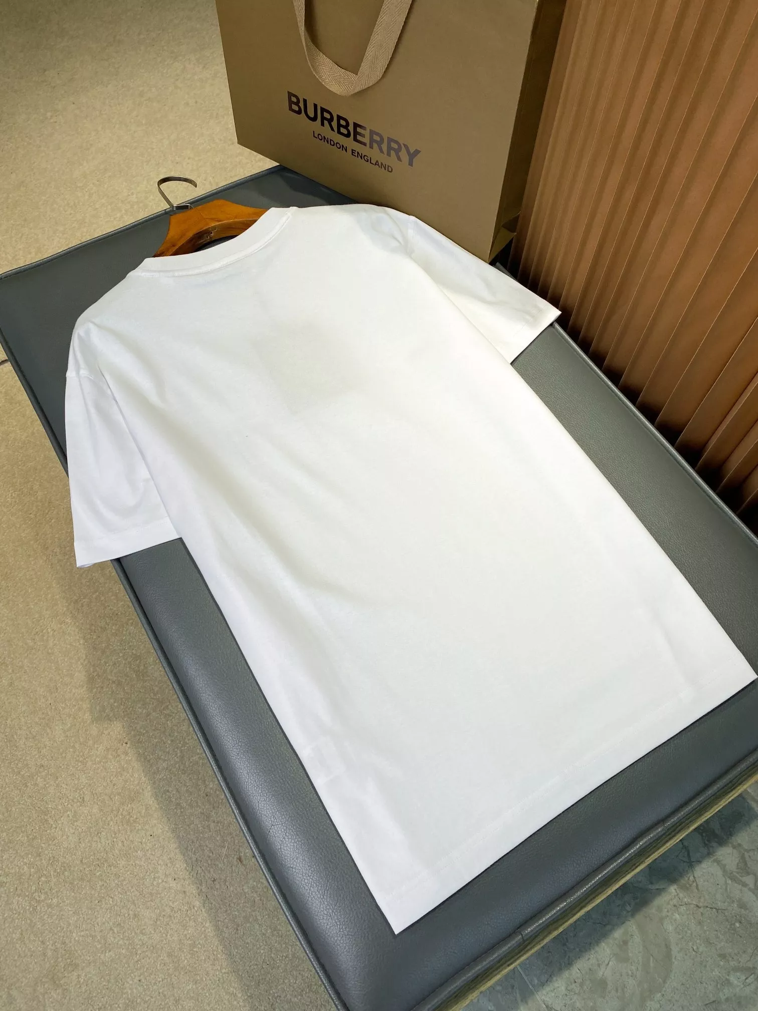 버버리 마이크로 로고 자수 루즈핏 반팔 티셔츠 상세 이미지 39