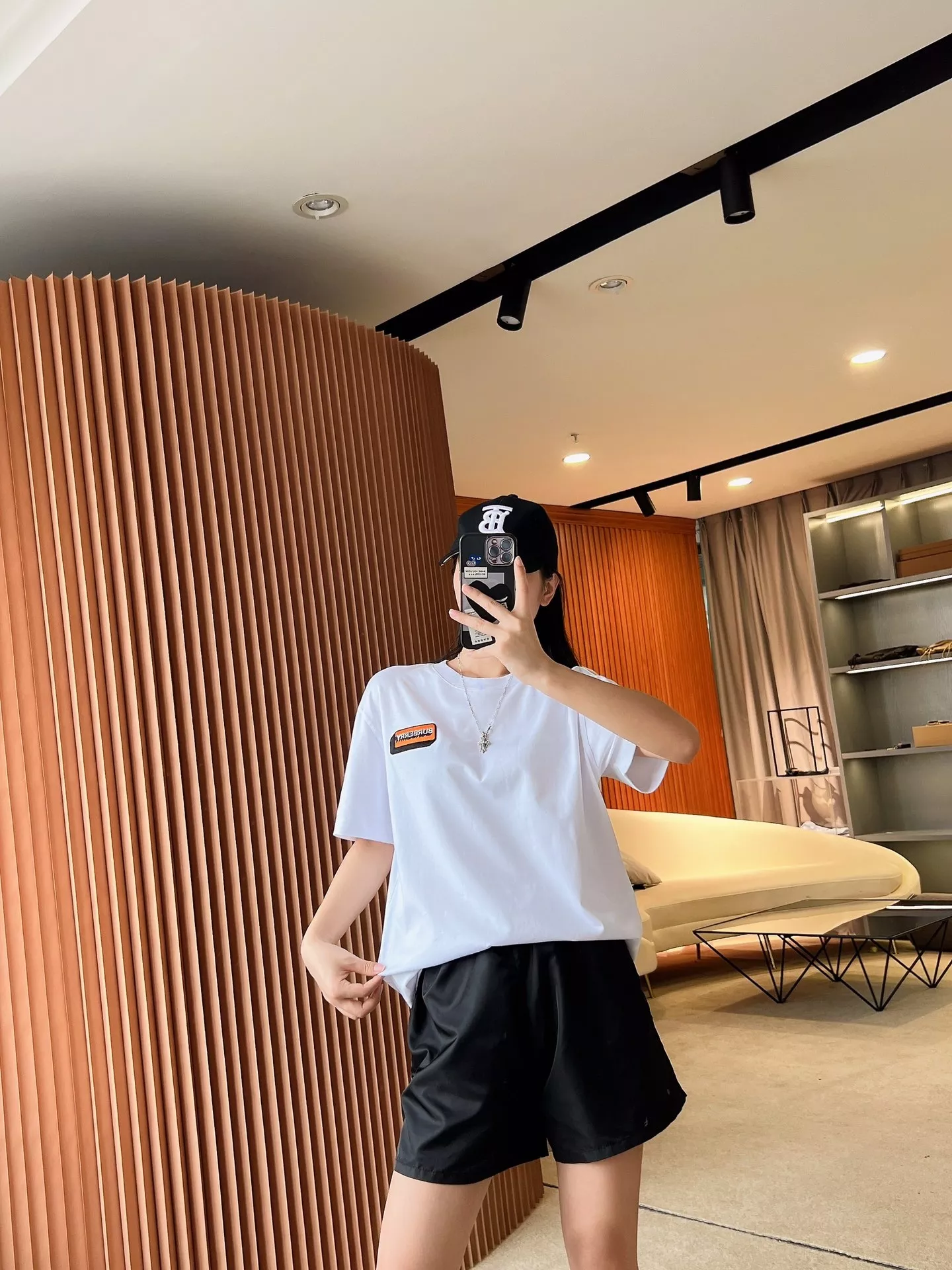 버버리 마이크로 로고 자수 루즈핏 반팔 티셔츠 상세 이미지 77