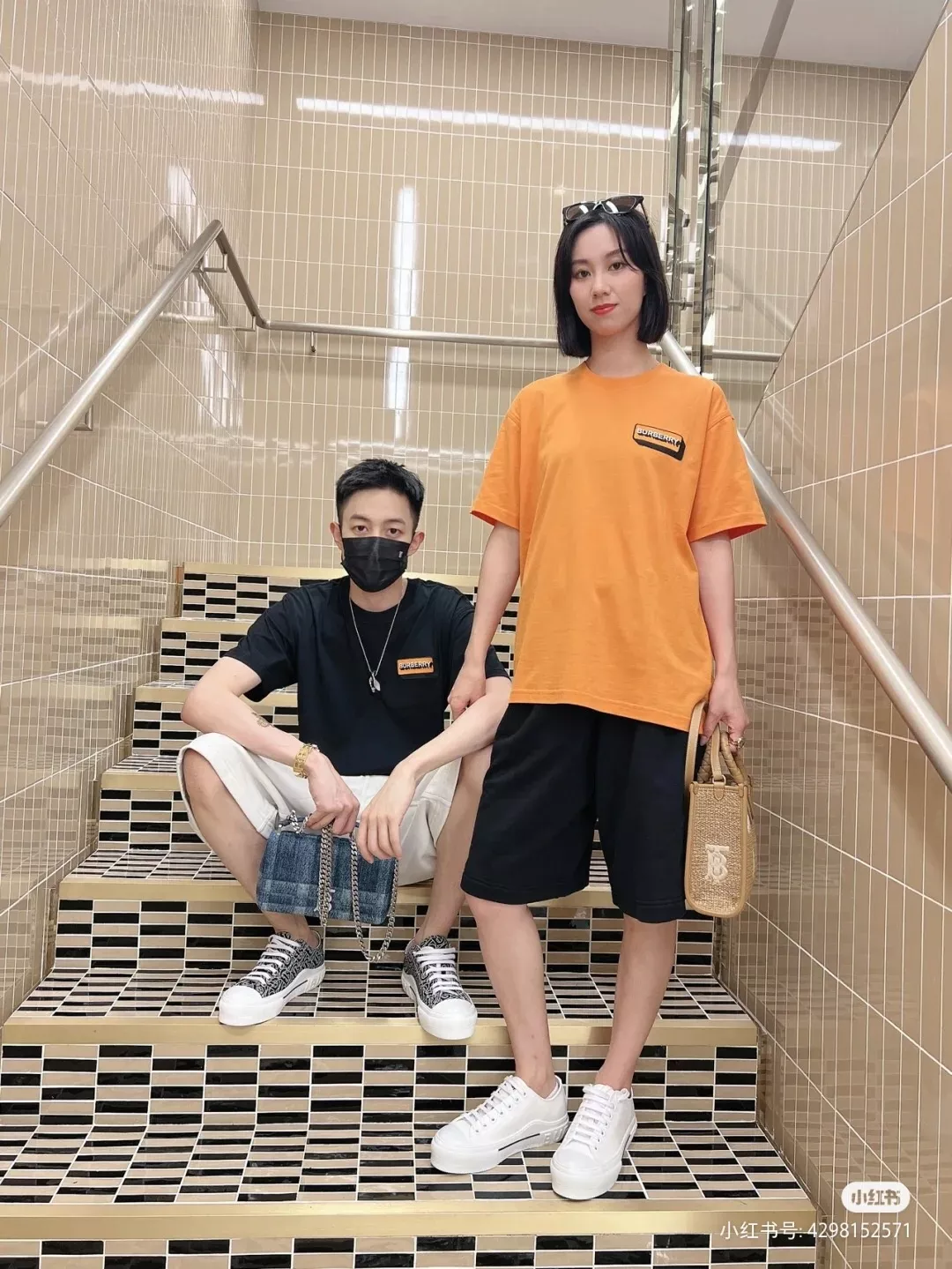 버버리 마이크로 로고 자수 루즈핏 반팔 티셔츠 상세 이미지 51