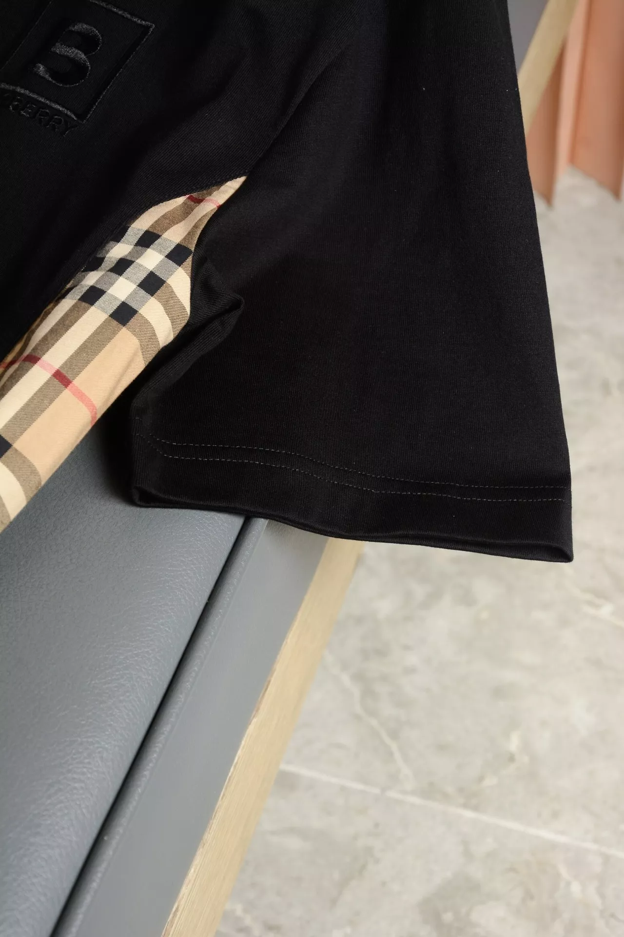 버버리 로고 자수 체크 패널 코튼 티셔츠 상세 이미지 30