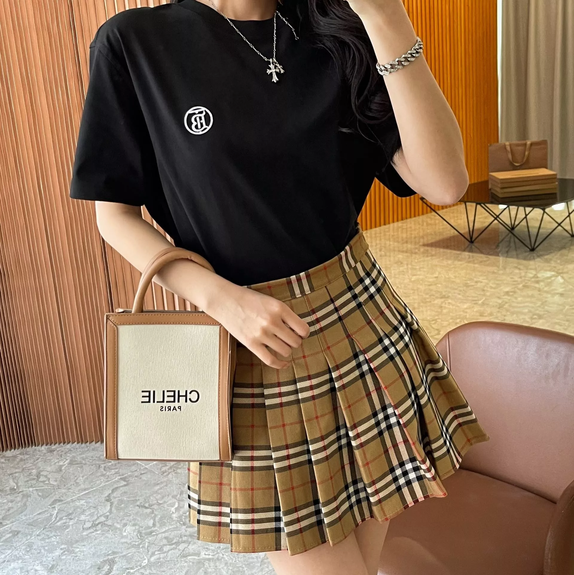 버버리 원형 로고 자수 코튼 티셔츠 상세 이미지 93