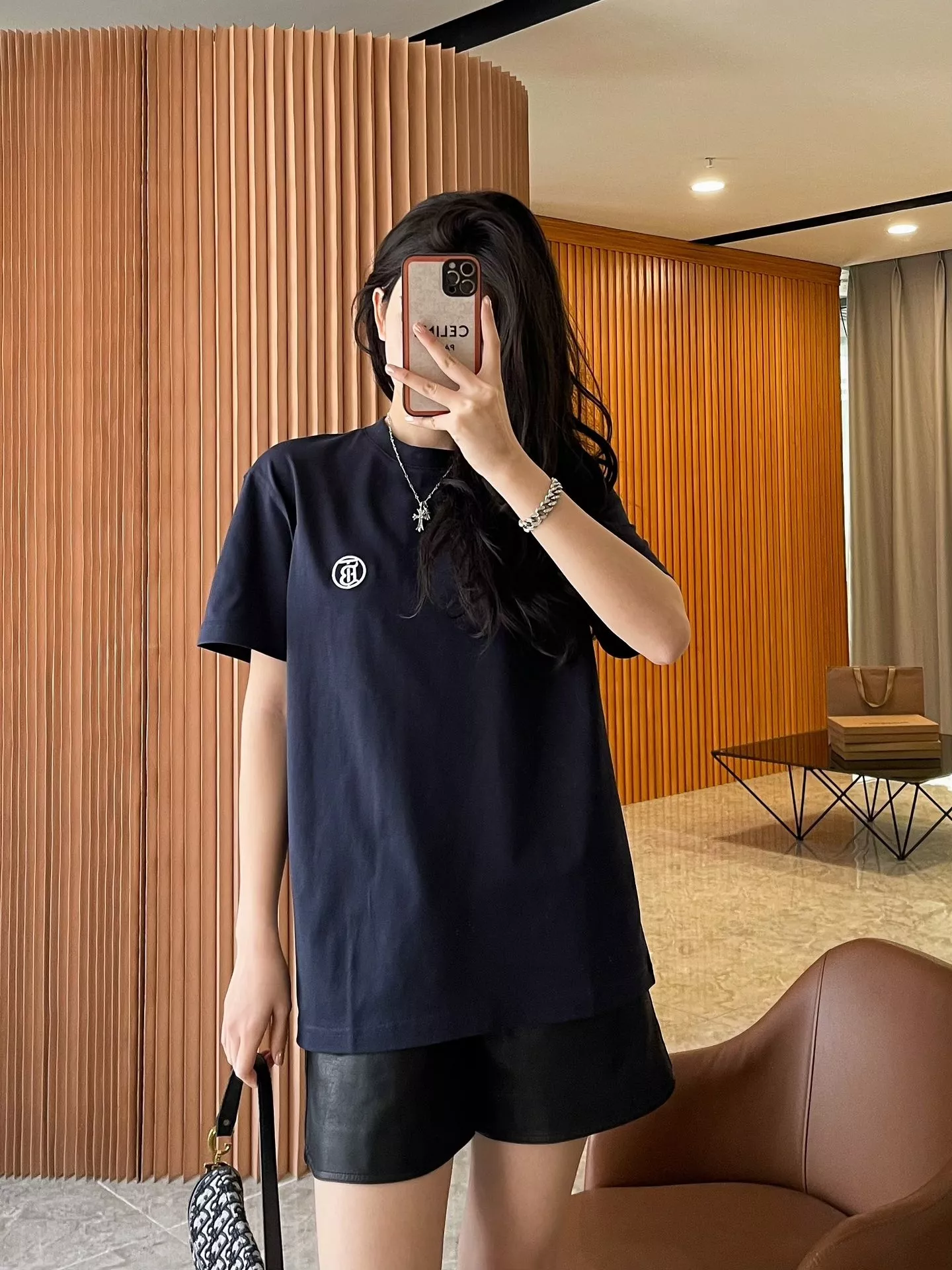 버버리 원형 로고 자수 코튼 티셔츠 상세 이미지 110