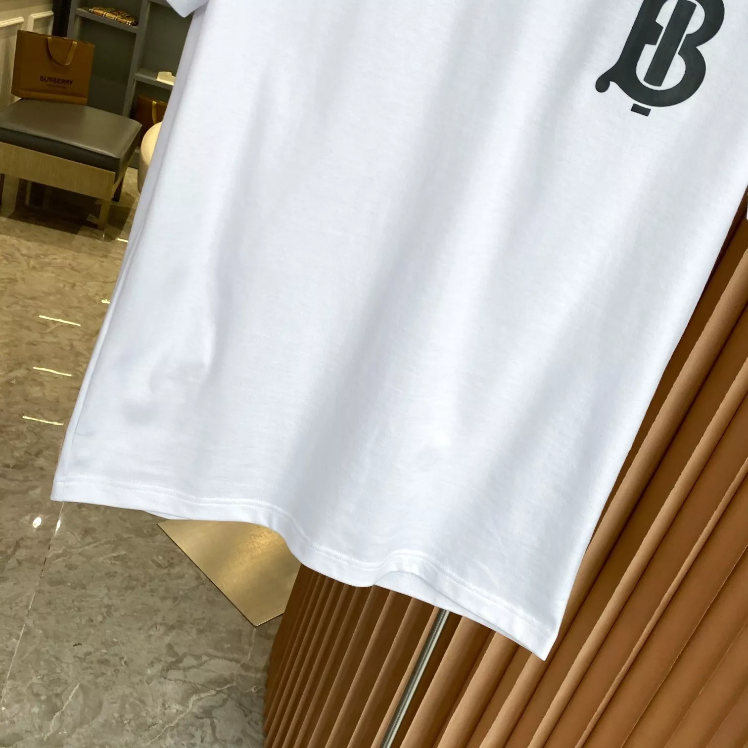 버버리 로고 프린트 루즈핏 라운드 티셔츠 상세 이미지 4