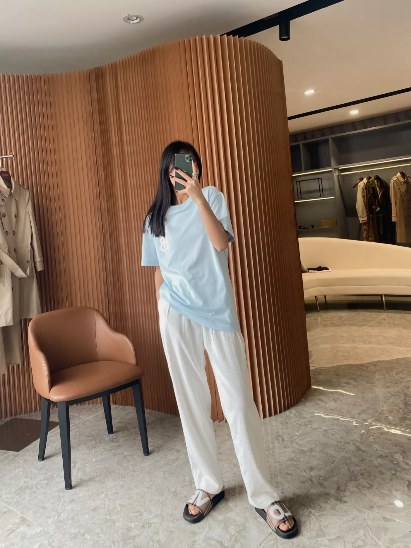 버버리 로고 프린트 루즈핏 라운드 티셔츠 상세 이미지 97