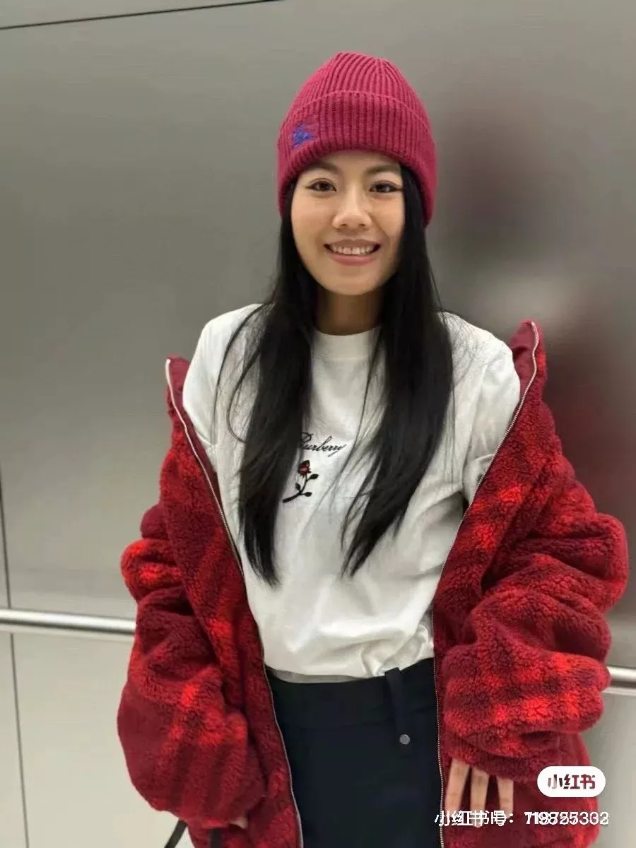 버버리 로즈 그래픽 자수 코튼 티셔츠 상세 이미지 38