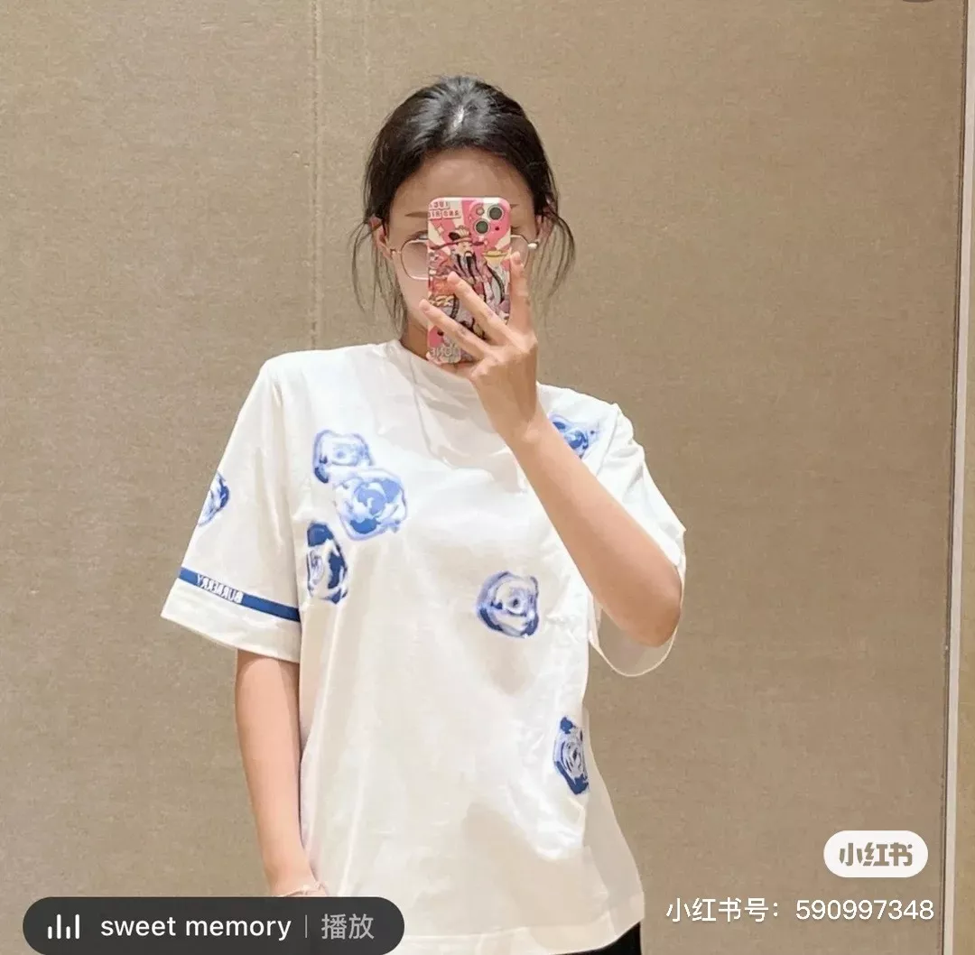 버버리 로즈 프린트 코튼 반소매 티셔츠 상세 이미지 54
