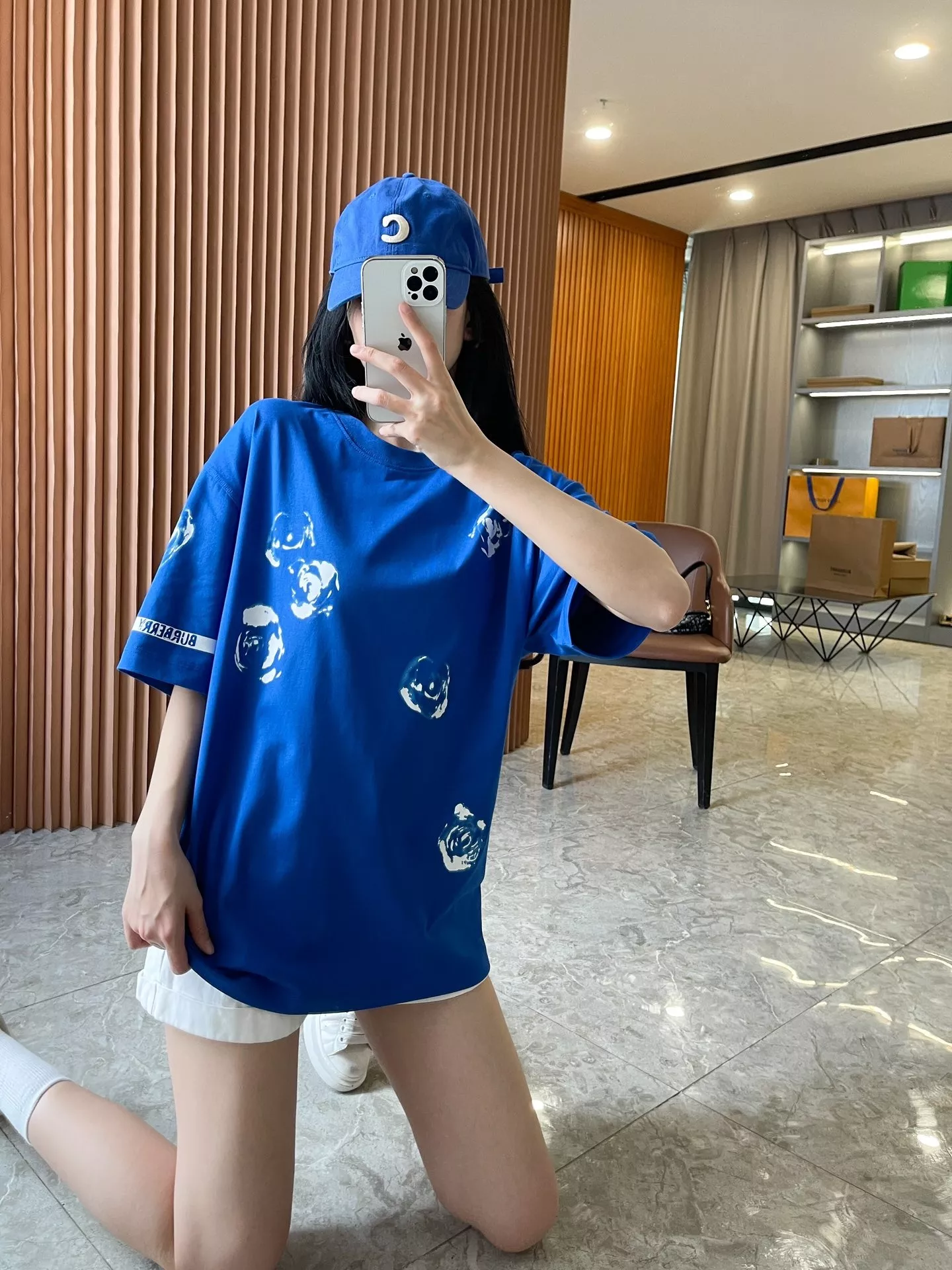 버버리 로즈 프린트 코튼 반소매 티셔츠 상세 이미지 68