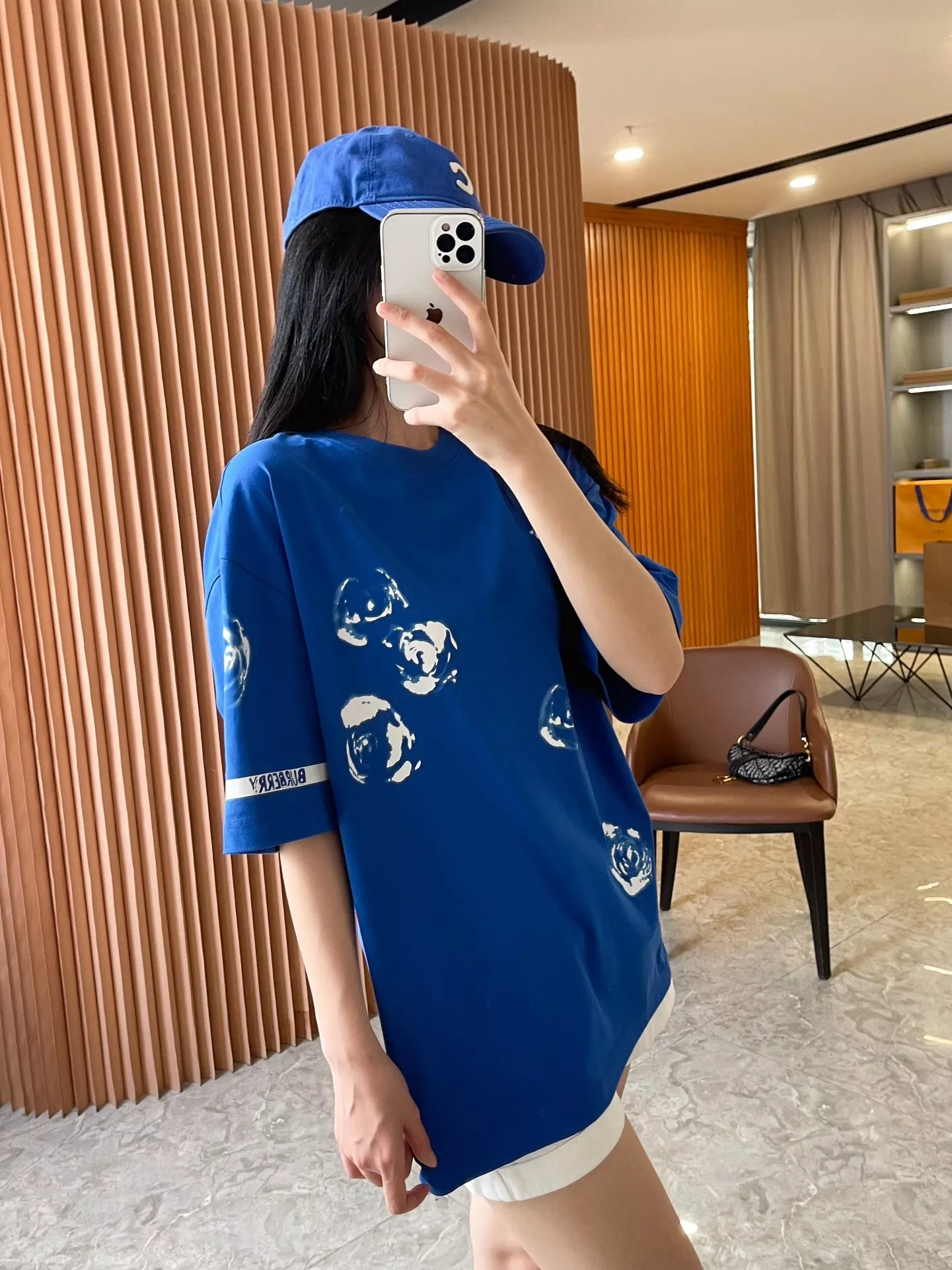 버버리 로즈 프린트 코튼 반소매 티셔츠 상세 이미지 67