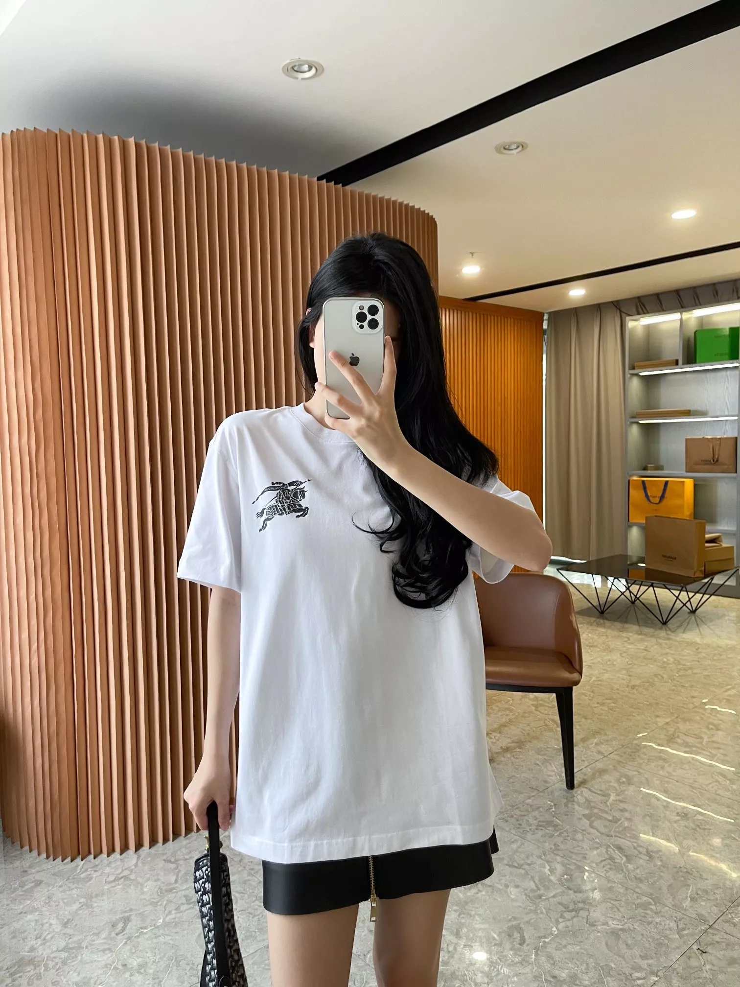 버버리 마술 기사 로고 코튼 라운드 티셔츠 상세 이미지 62