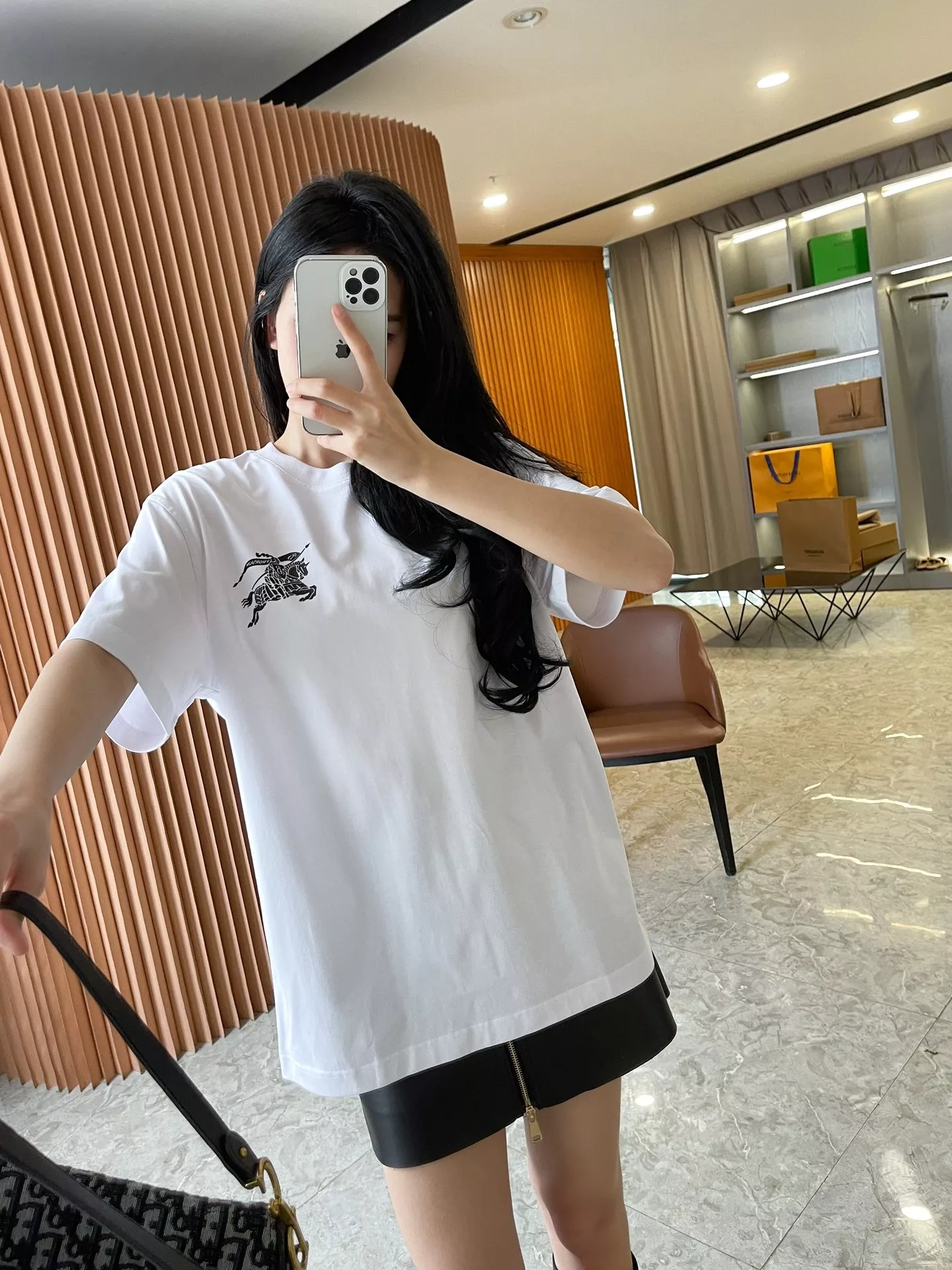 버버리 마술 기사 로고 코튼 라운드 티셔츠 상세 이미지 63