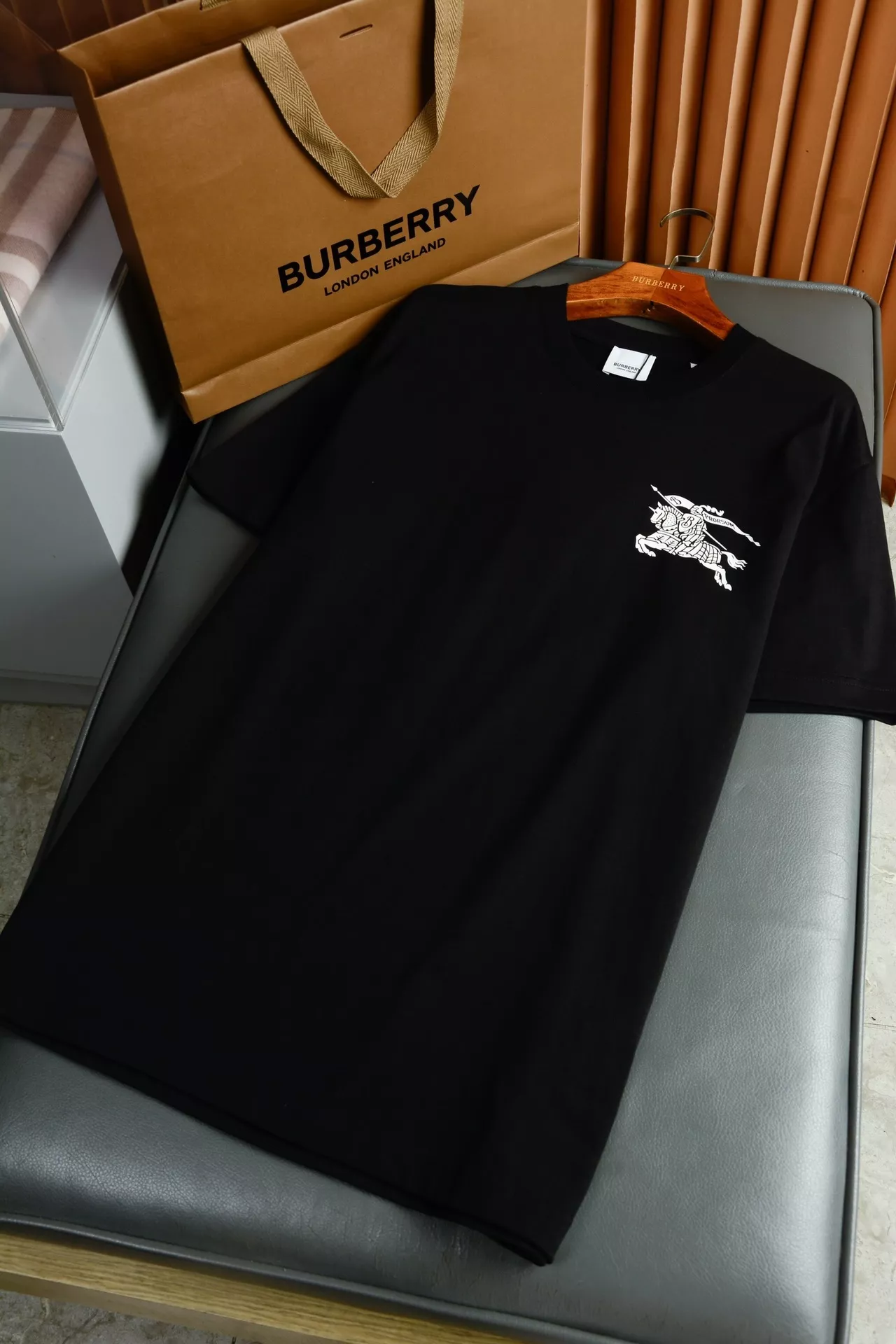 버버리 마술 기사 로고 코튼 라운드 티셔츠 상세 이미지 27