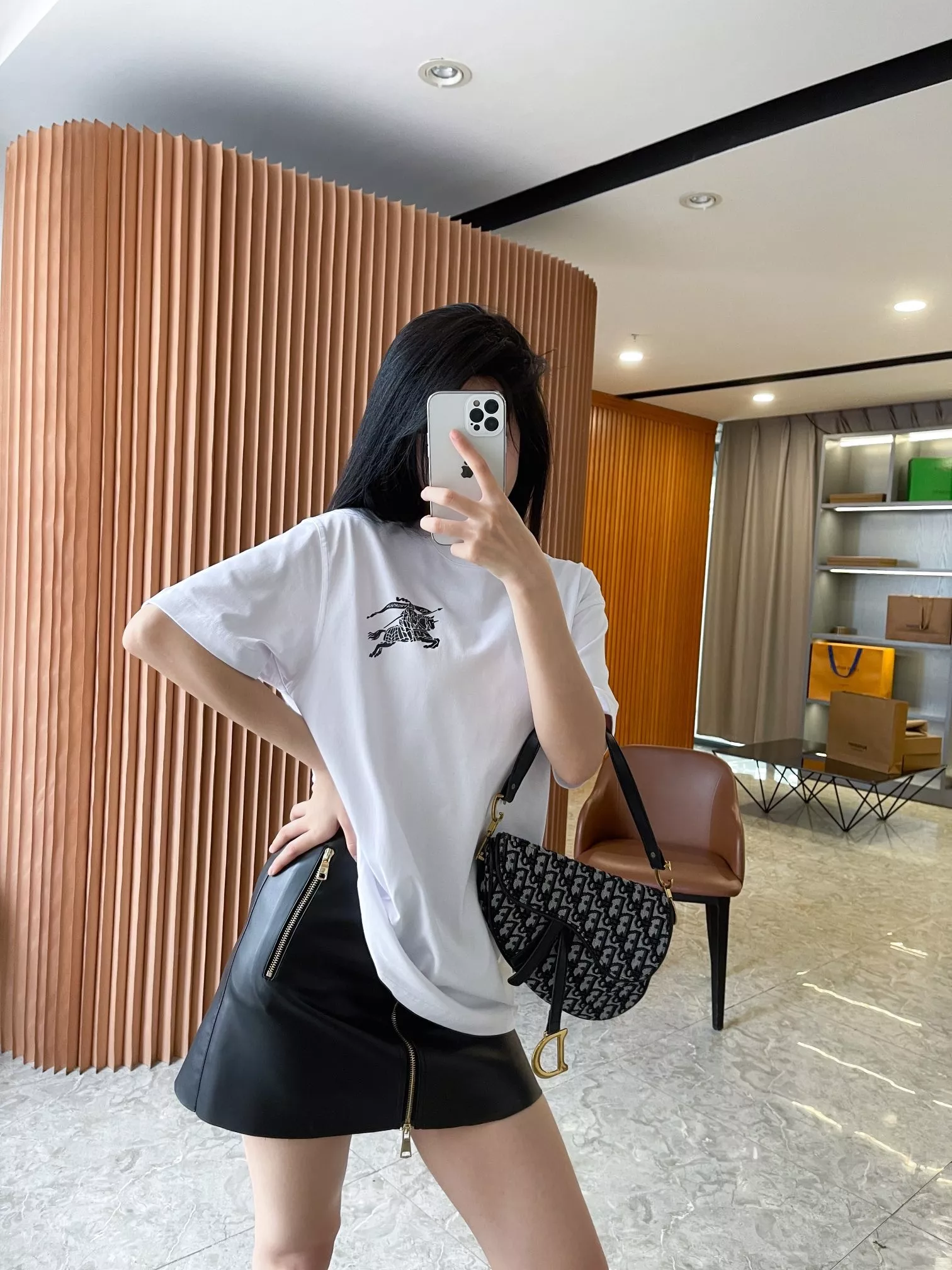 버버리 마술 기사 로고 코튼 라운드 티셔츠 상세 이미지 66