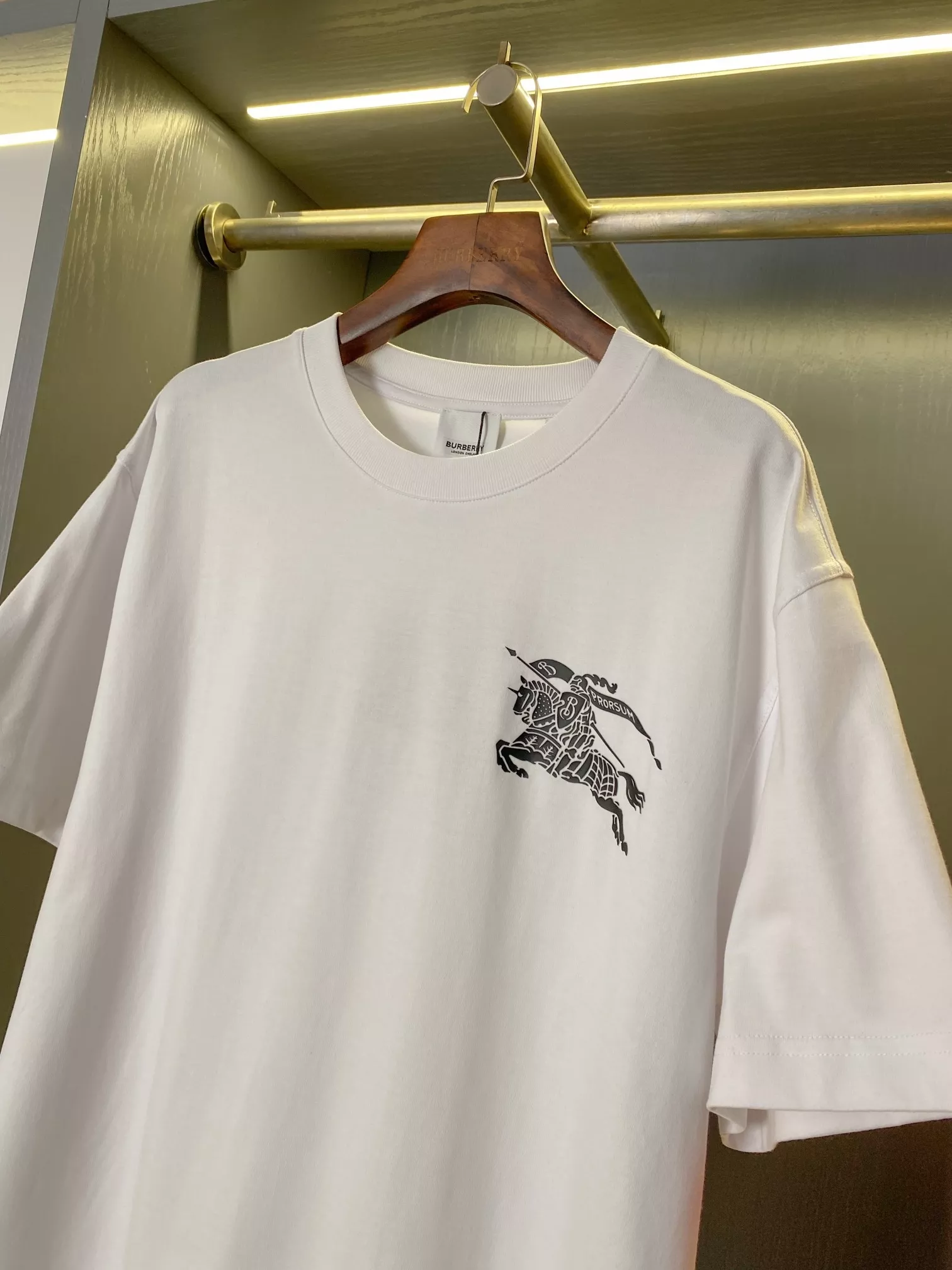 버버리 마술 기사 로고 코튼 라운드 티셔츠 상세 이미지 3