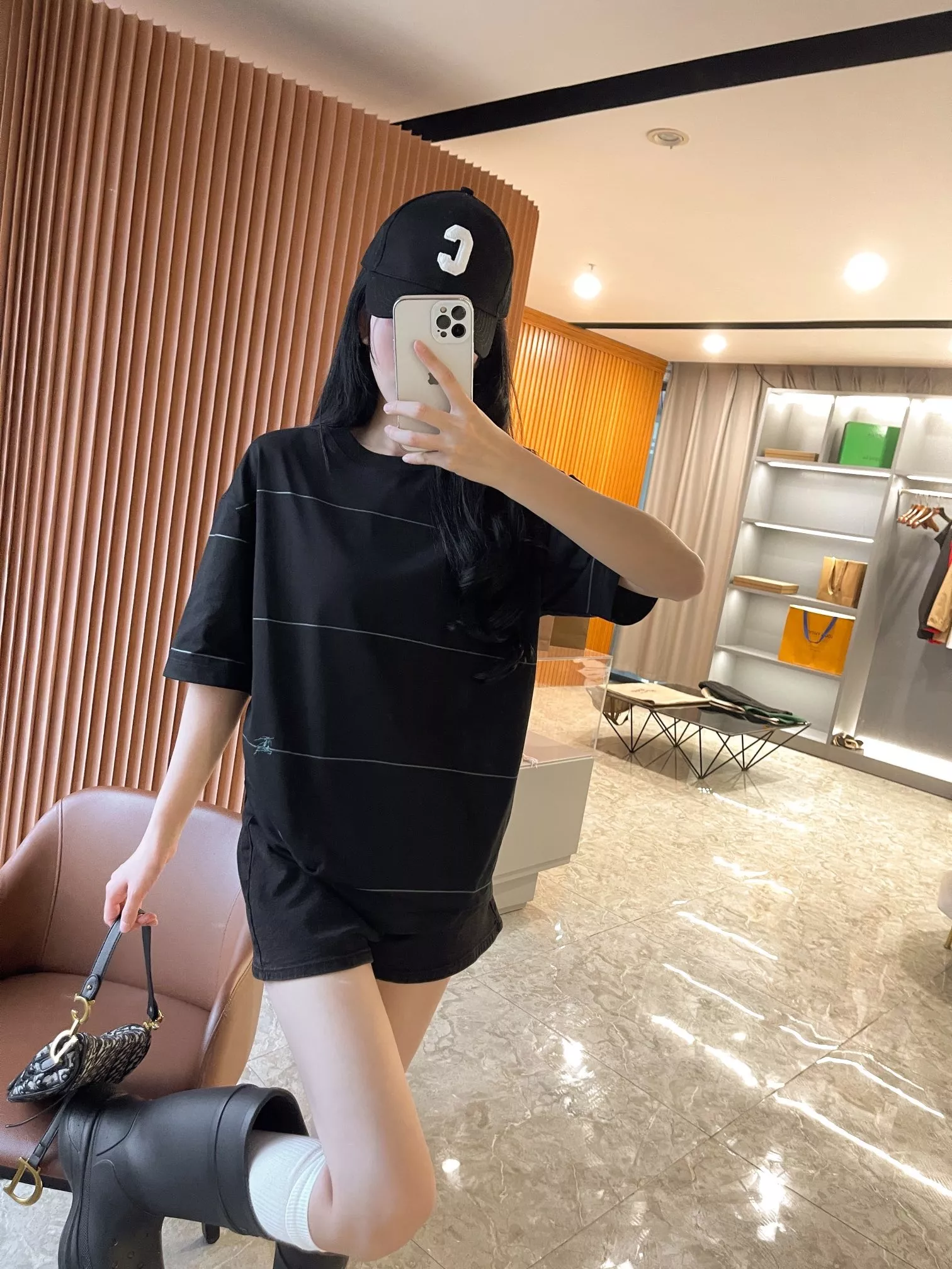 버버리 라인 장식 전마 자수 코튼 반팔 상세 이미지 105