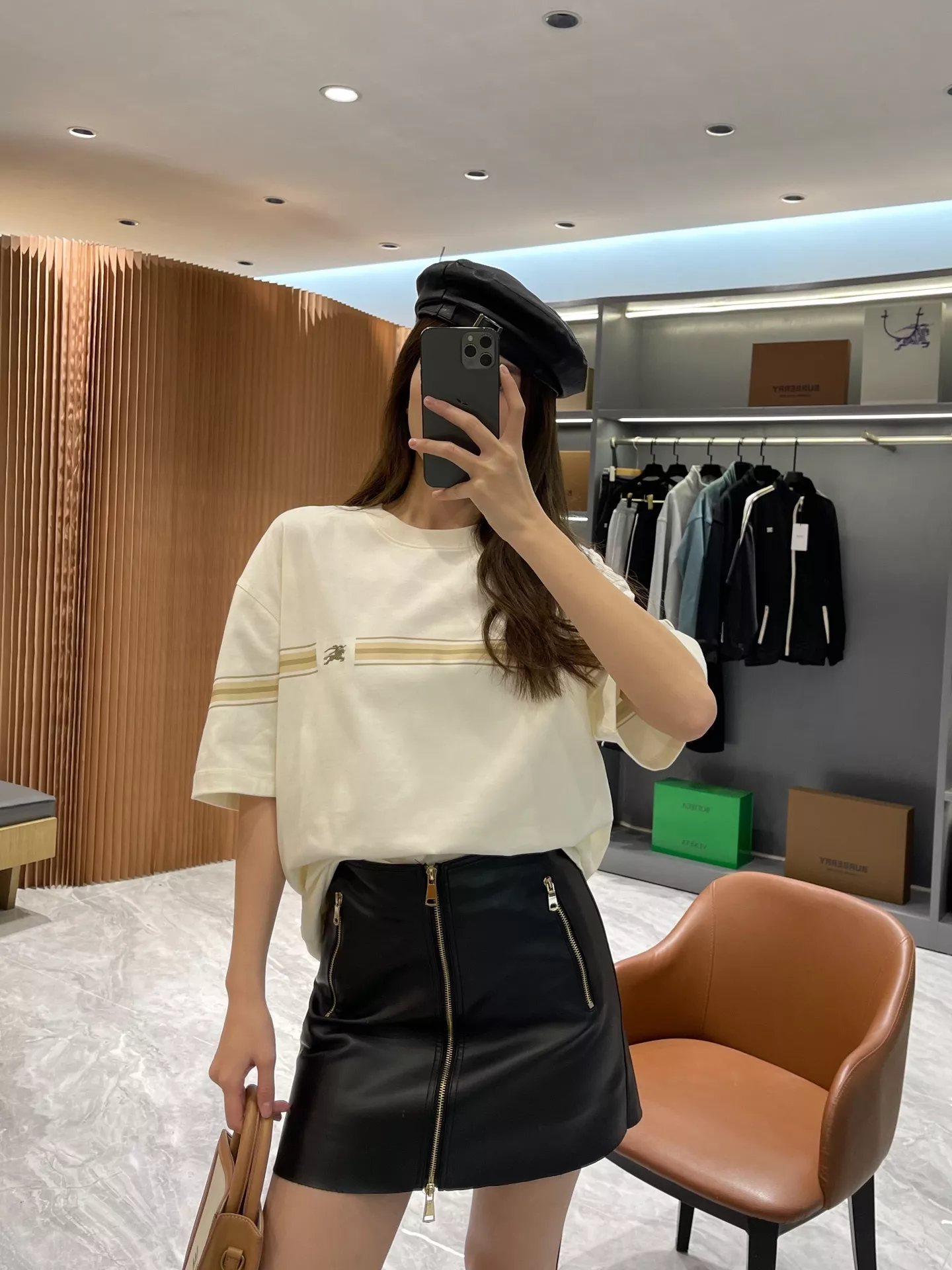 버버리 스트라이프 자수 로고 코튼 티셔츠 상세 이미지 56