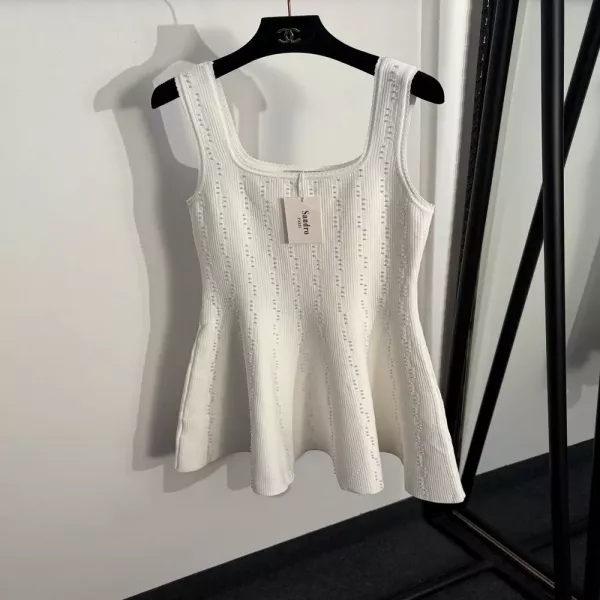 산드로 진주 장식 프릴 니트 슬리브리스 원피스
